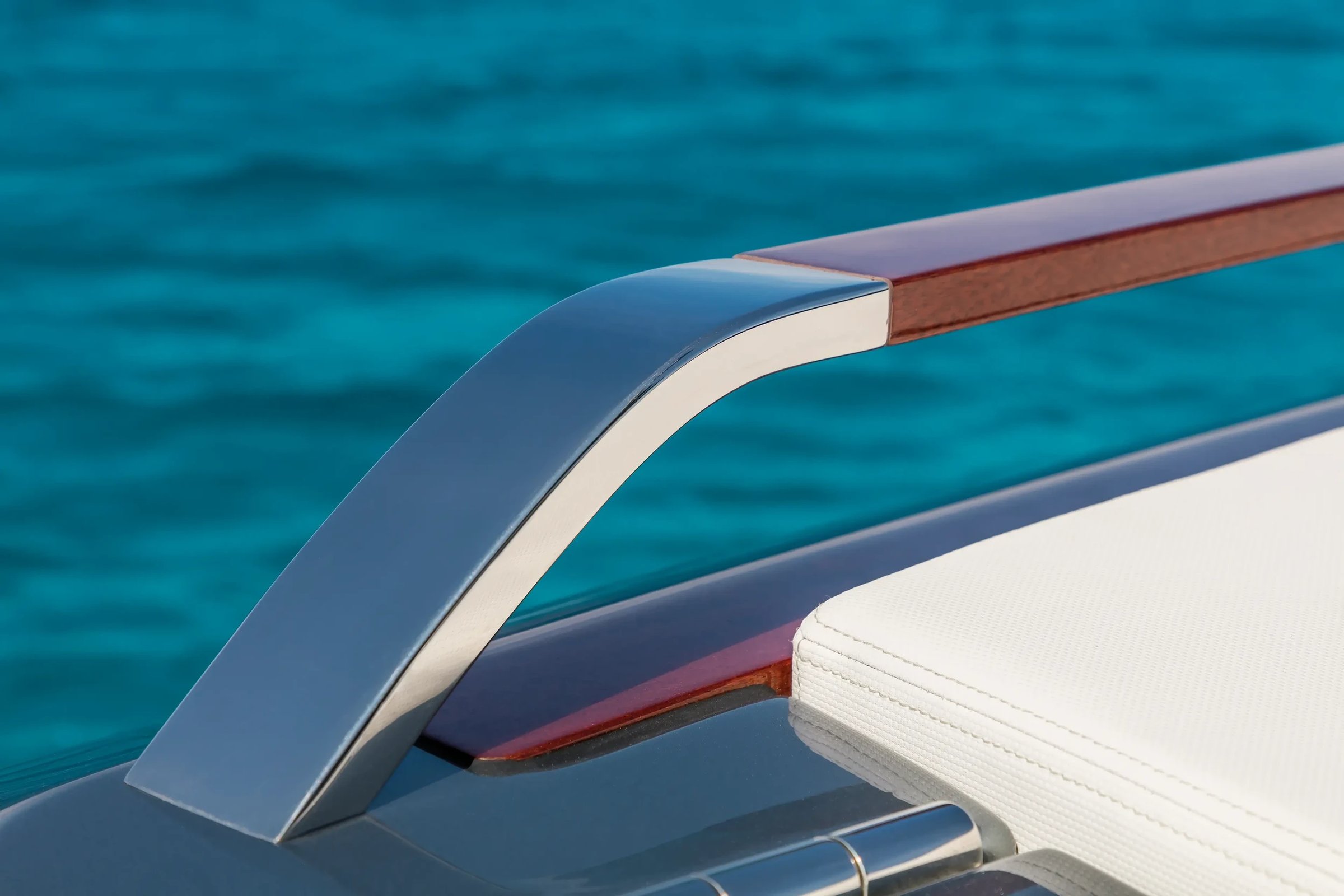 Riva 66' Ribelle, close up chroom reling boot