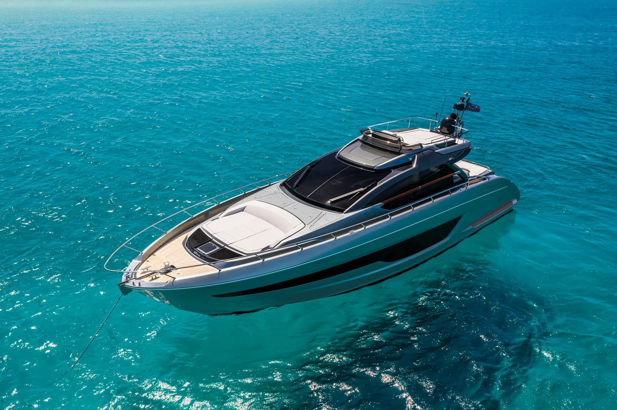 Riva 66' Ribelle, jacht drijvend op turquoise water