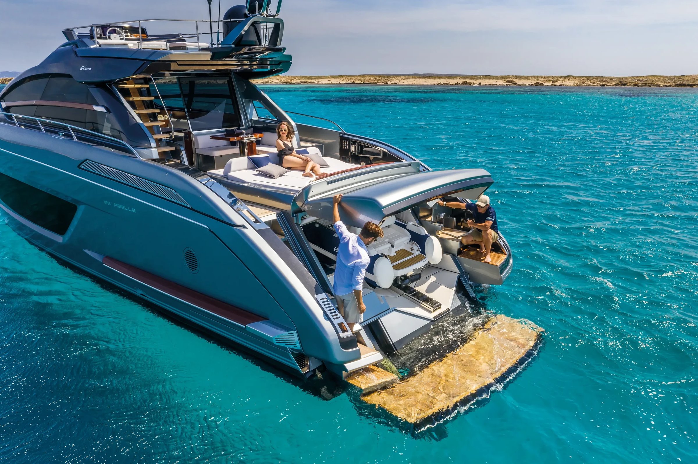 Riva 66' Ribelle, jacht met zwemplatform en mensen