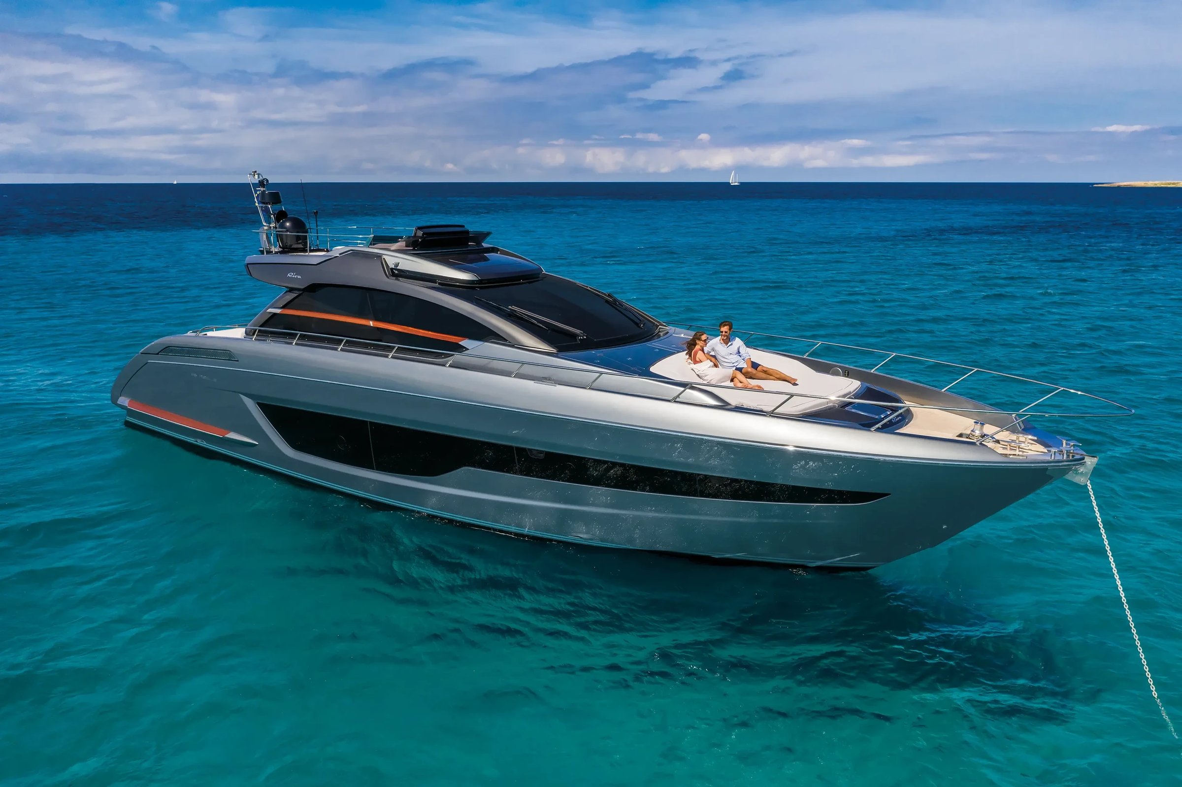 Riva 66' Ribelle, jacht op zee met stel