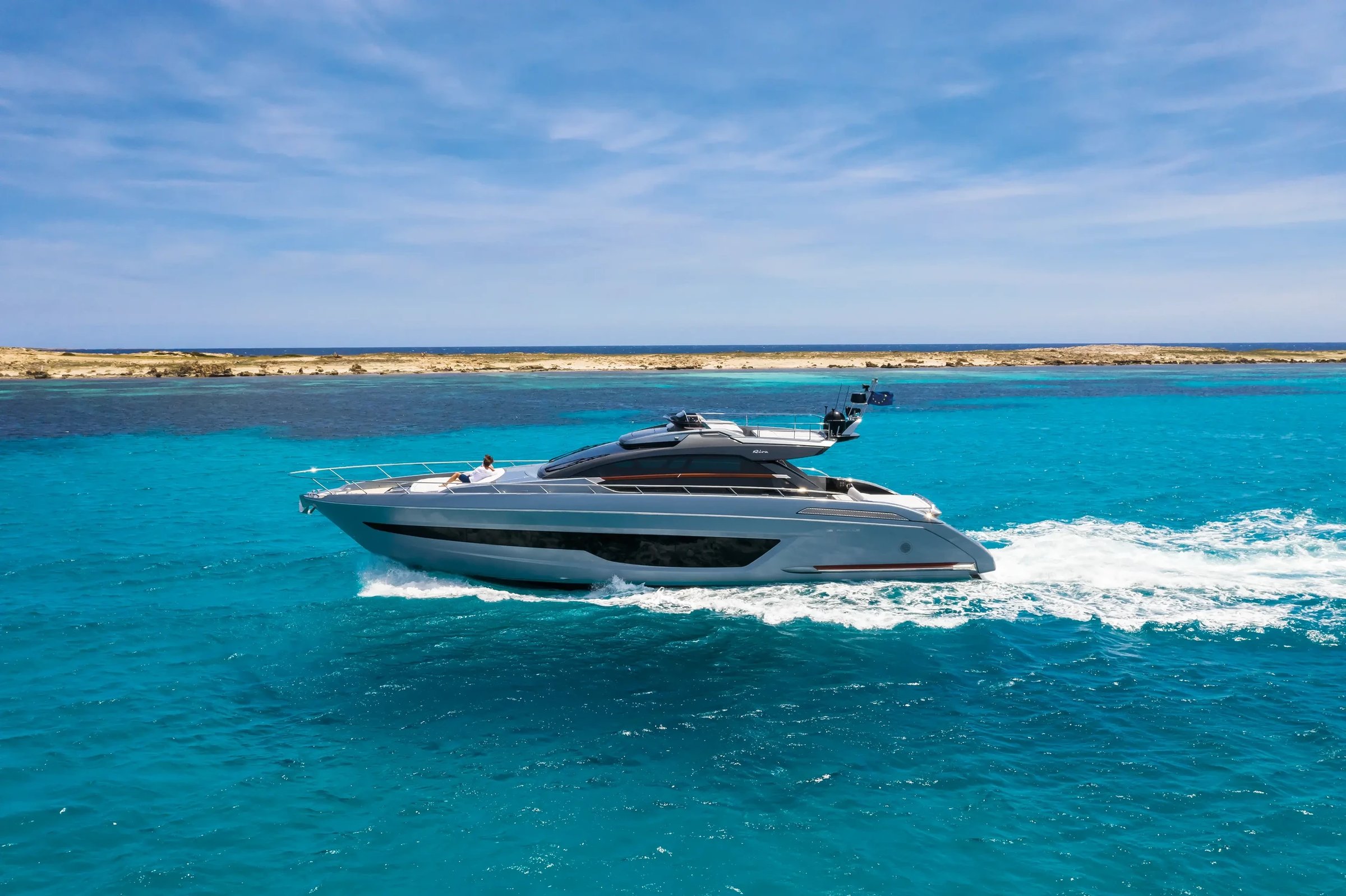 Riva 66' Ribelle, jacht varend op turquoise water