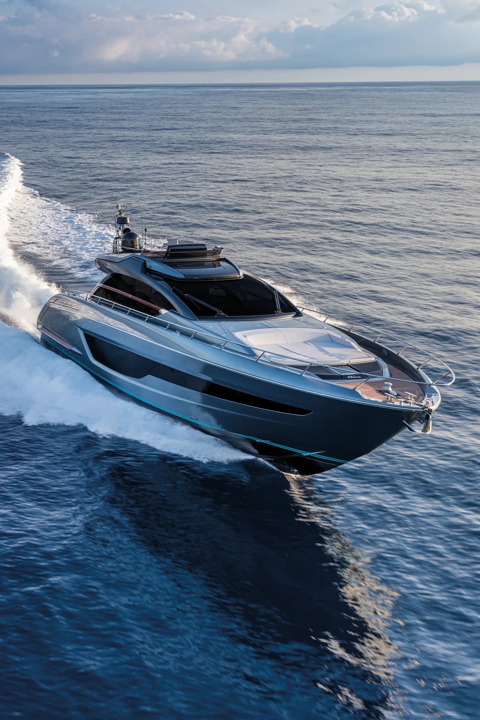 Riva 66' Ribelle, jacht varend op zee met golven