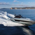 Riva 66' Ribelle, jacht varend op zee met golven