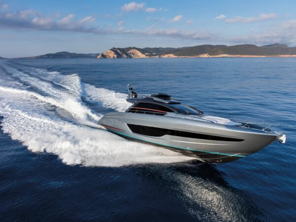 Riva 66' Ribelle, jacht varend op zee met golven