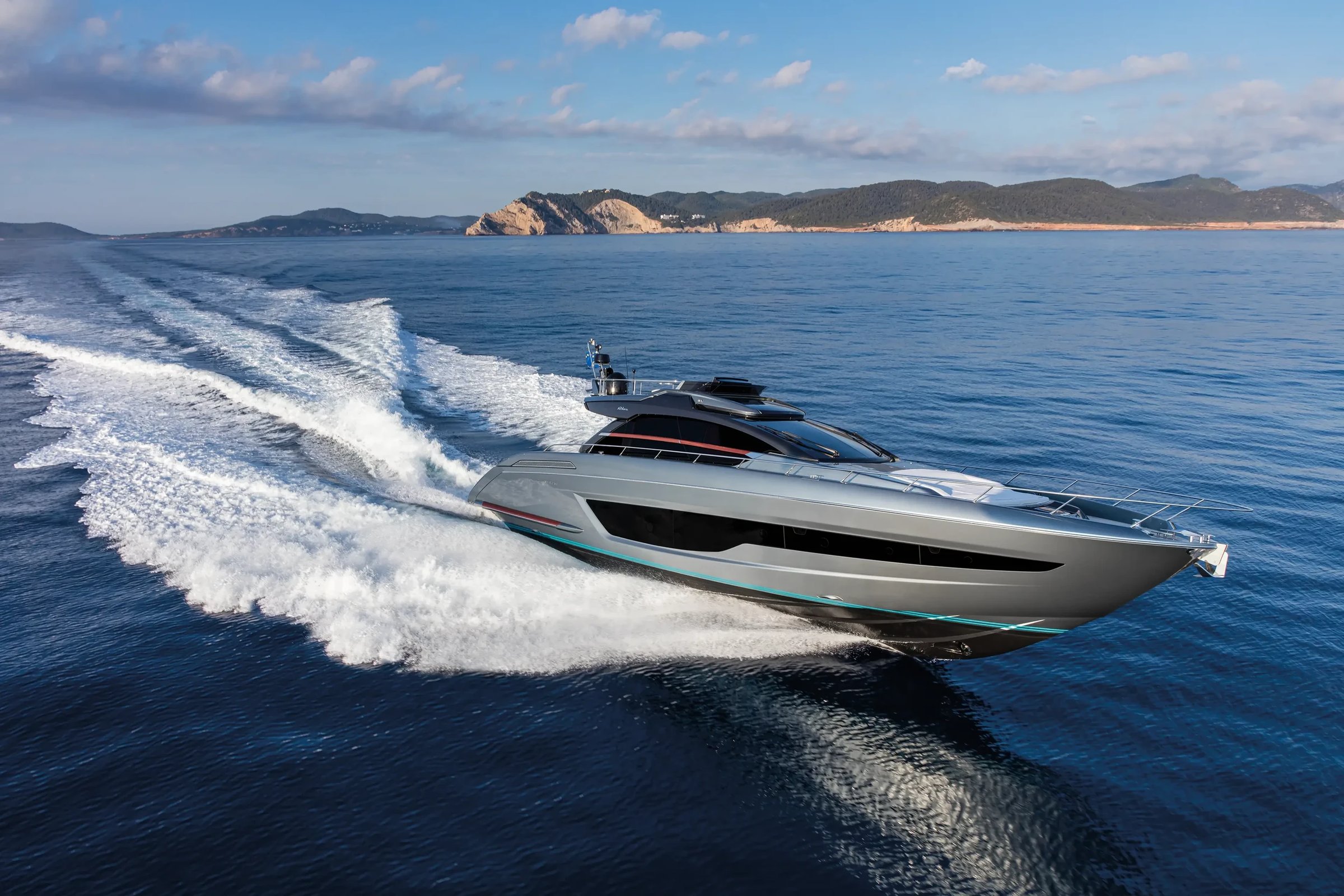 Riva 66' Ribelle, jacht varend op zee met golven