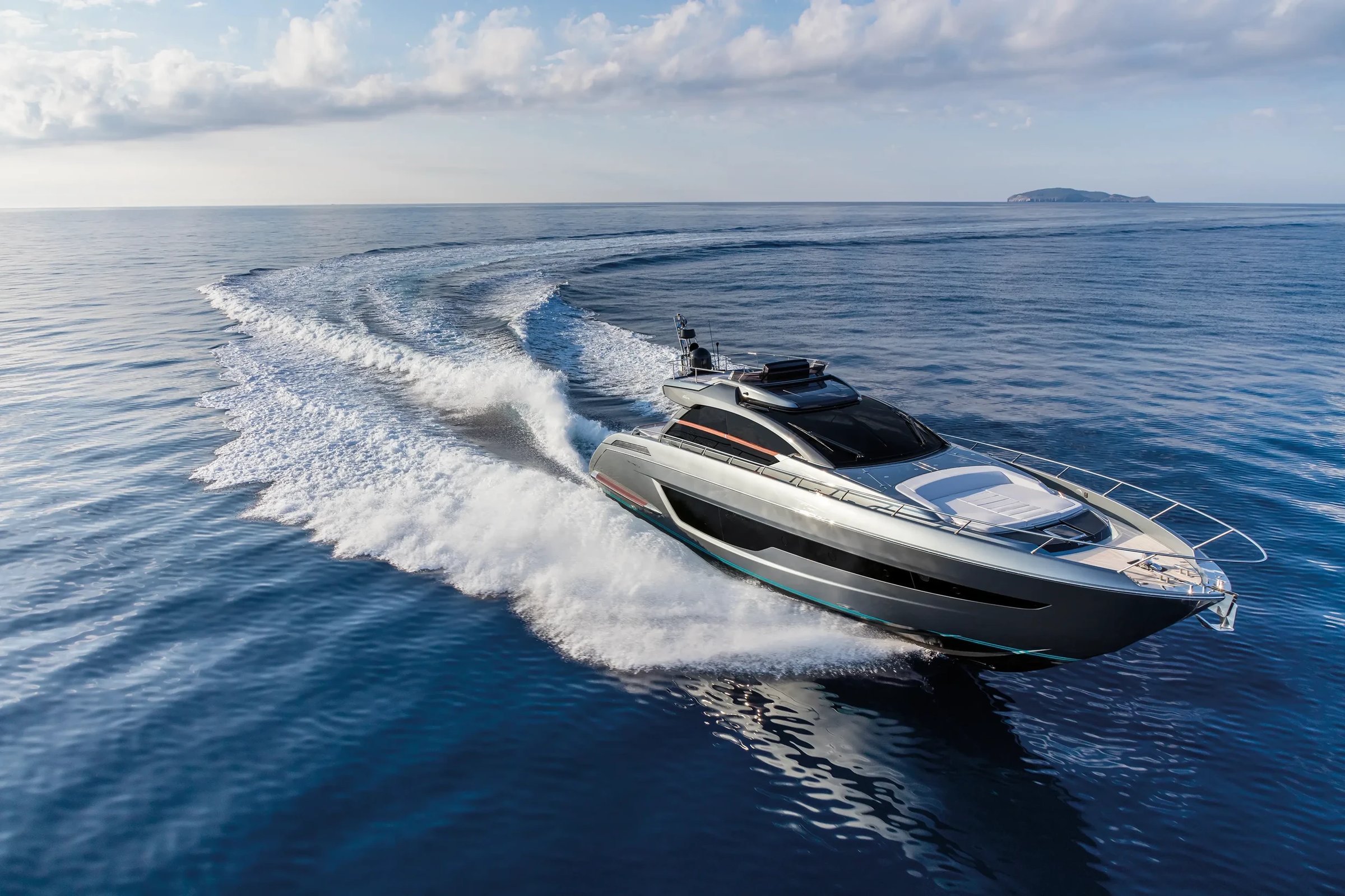 Riva 66' Ribelle, jacht varend op zee met kielzog