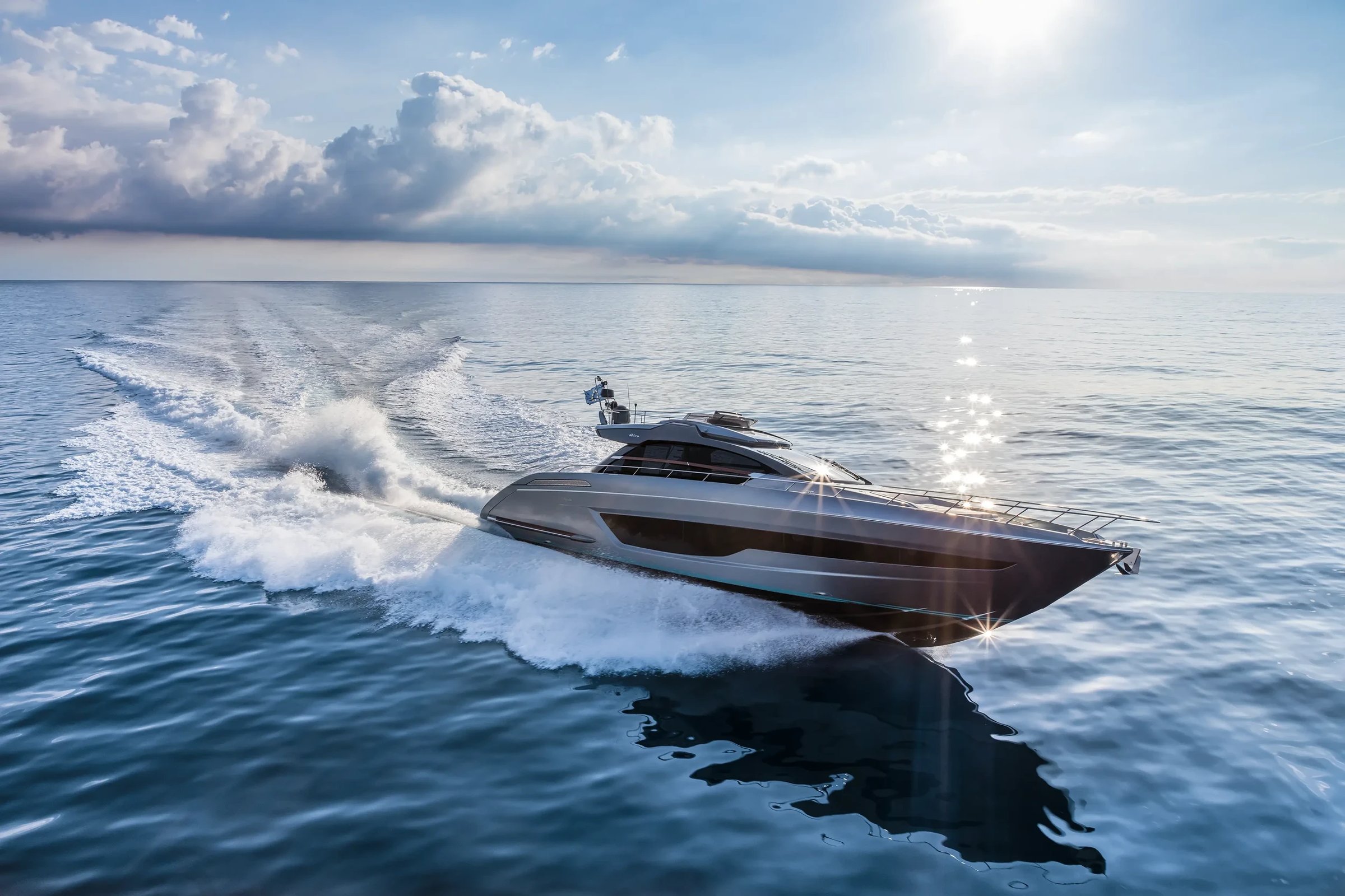 Riva 66' Ribelle, jacht varend op zee