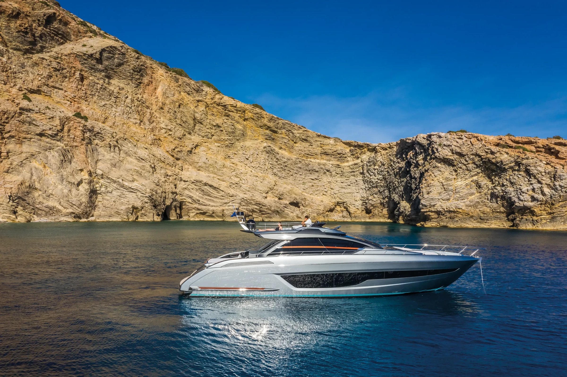 Riva 66' Ribelle, jacht voor anker in baai