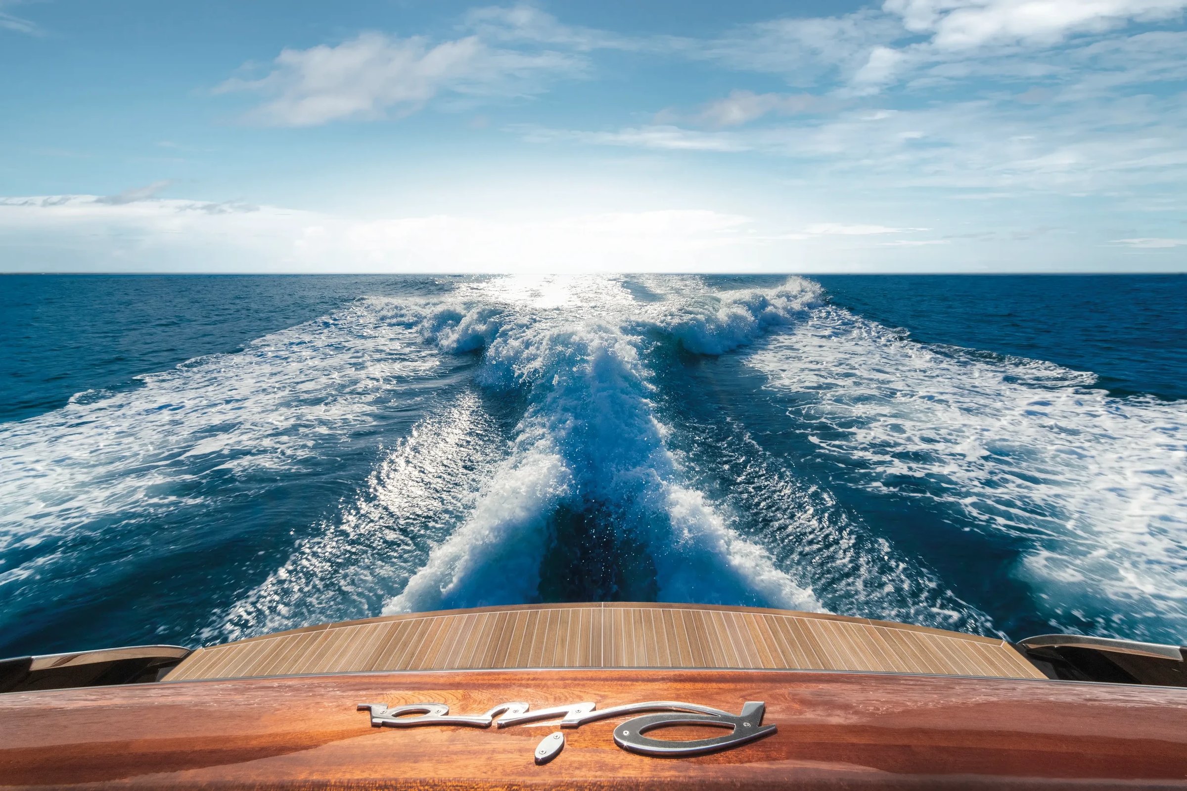 Riva 66' Ribelle, kielzog achter varende boot