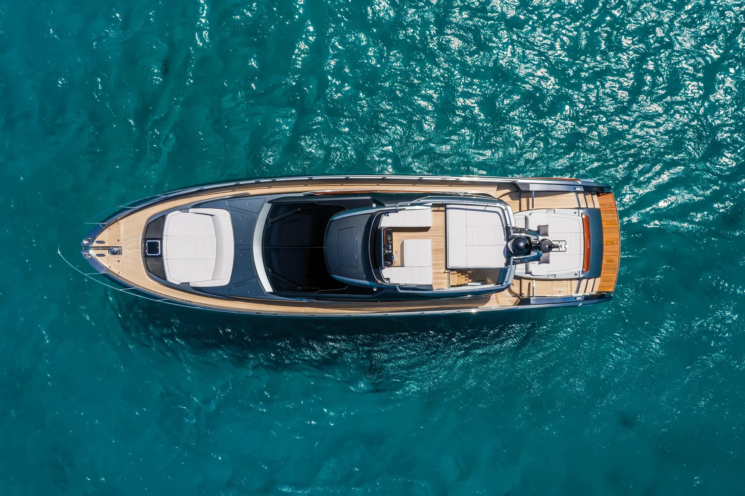 Riva 66' Ribelle, luchtfoto jacht op zee