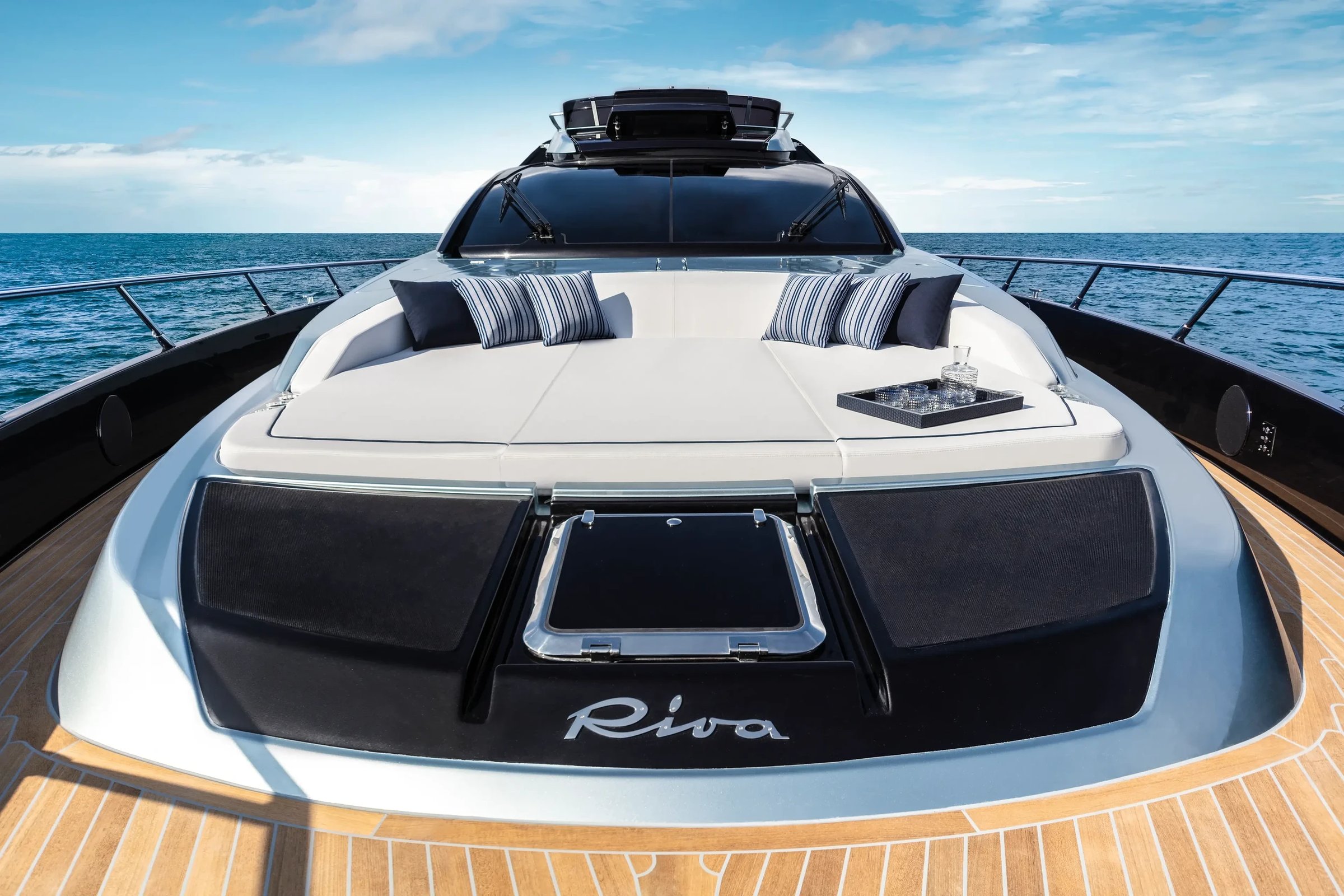 Riva 66' Ribelle, voordek met zitbank en kussens
