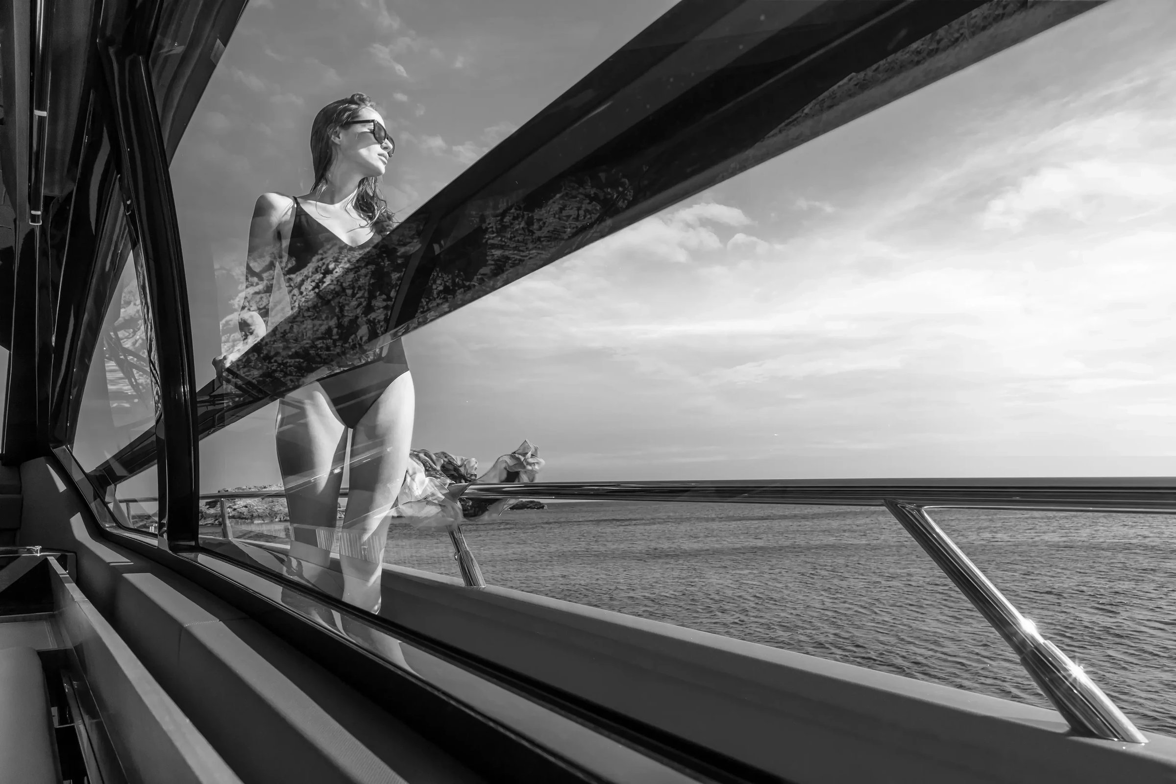 Riva 66' Ribelle, vrouw op boot bij zee