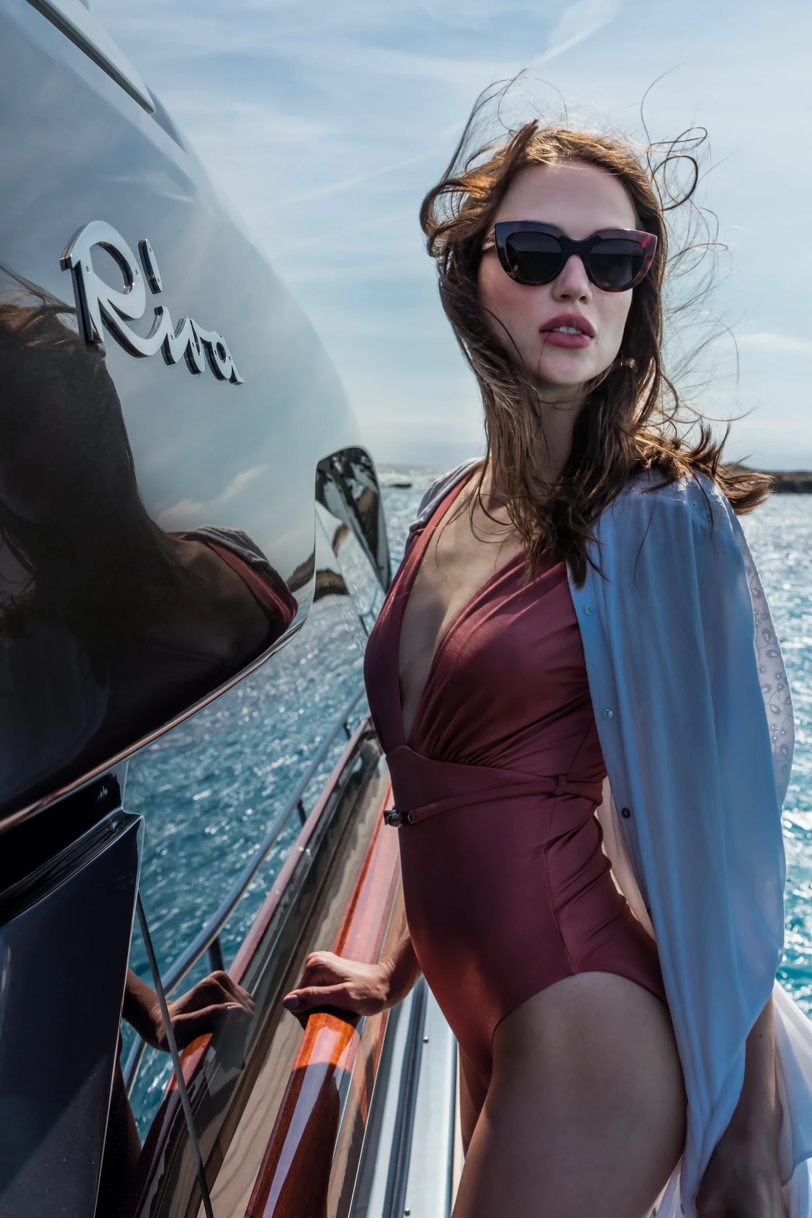 Riva 66' Ribelle, vrouw poseert aan boord
