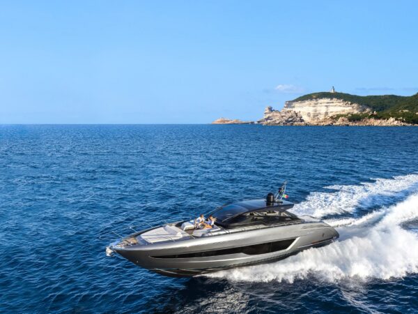 Riva 68' Diable, jacht varend op zee bij kustlijn