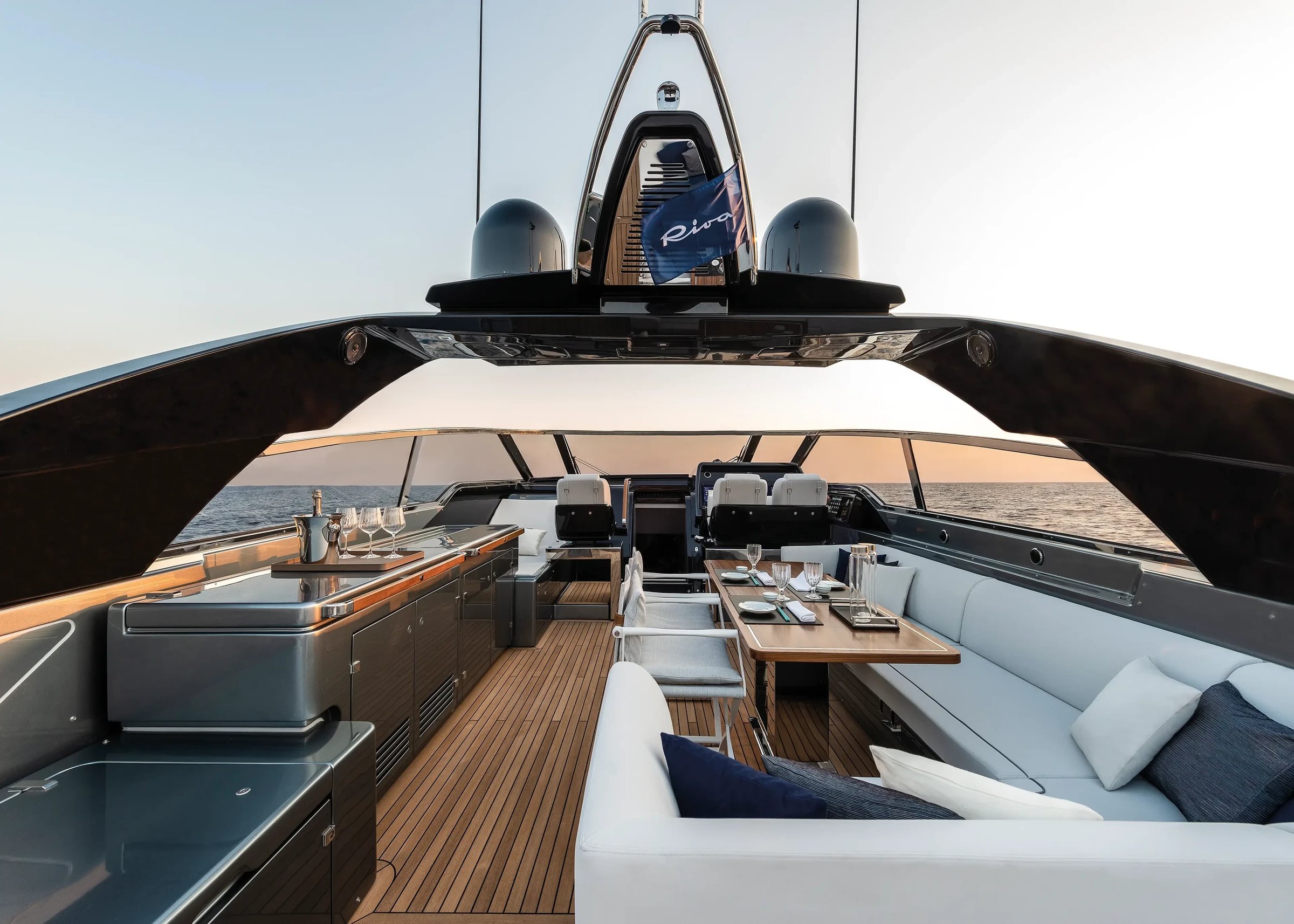 Riva 76' Bahamas Super, achterdek met eettafel en zitbank
