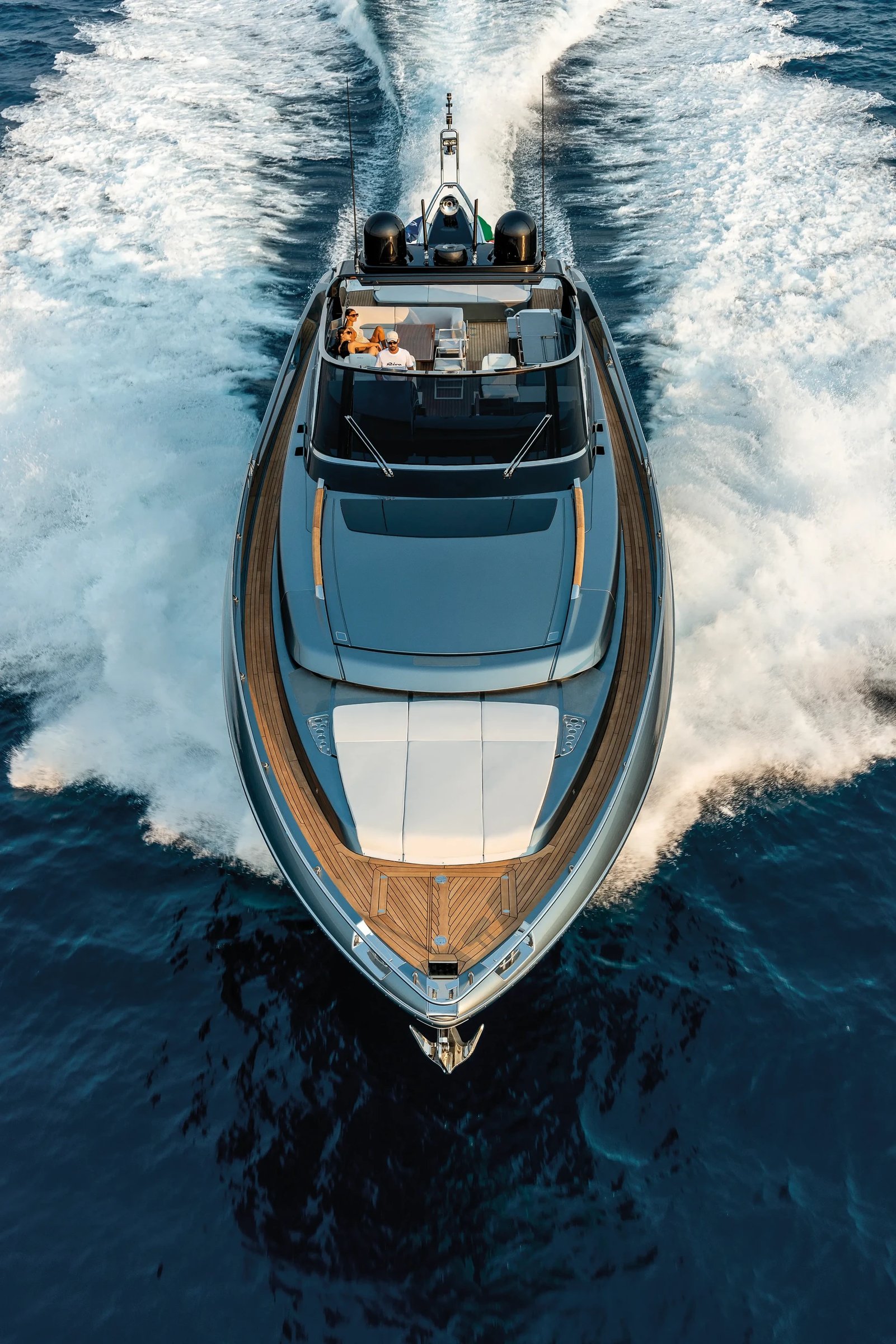 Riva 76' Bahamas Super, boot varend op zee met golven