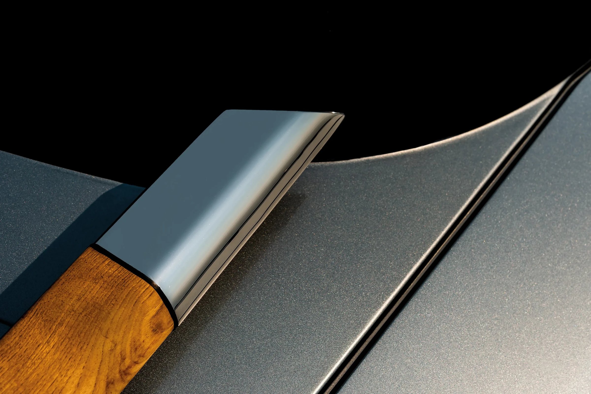 Riva 76' Bahamas Super, close-up chromen detail met houten rand