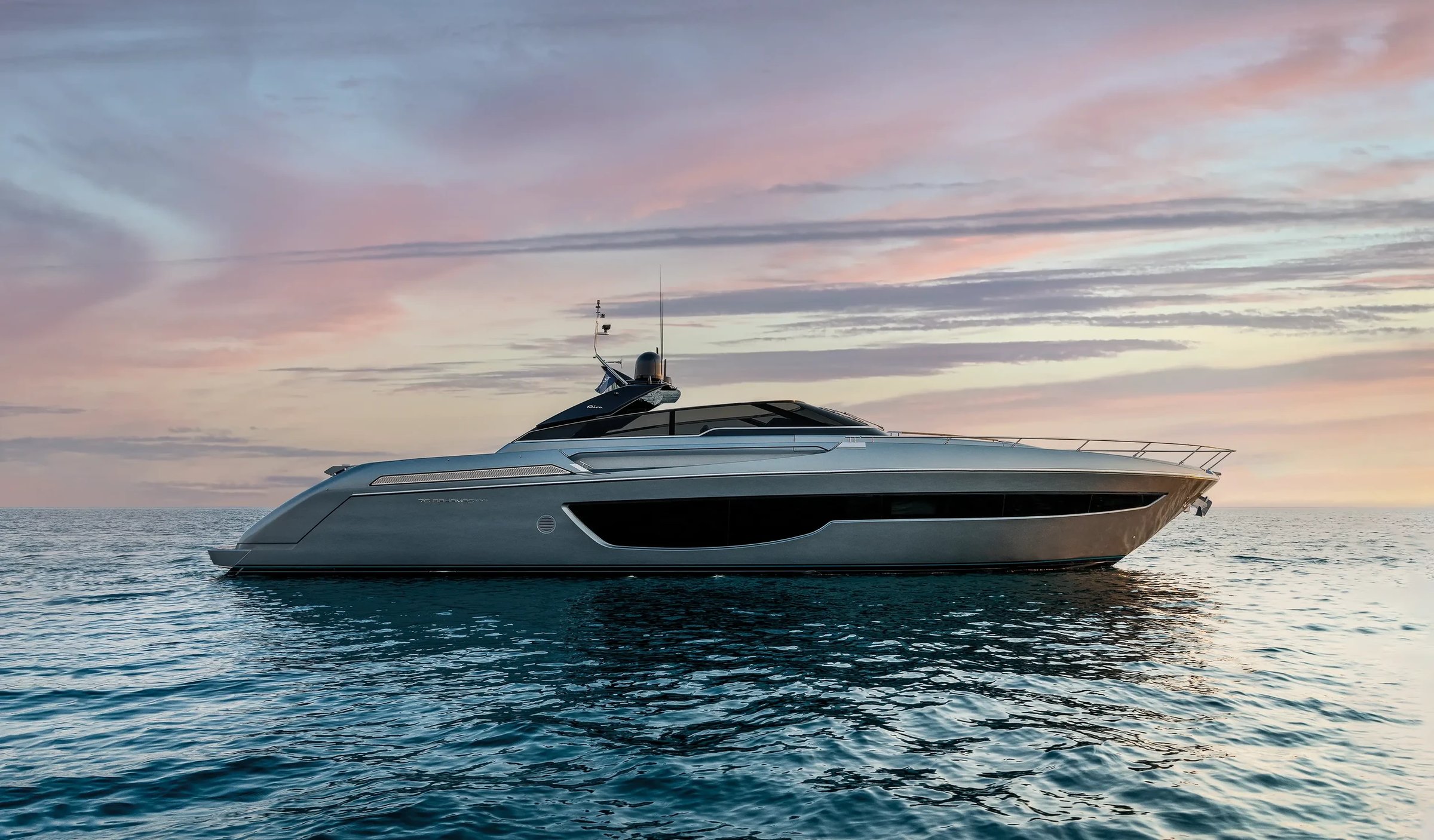 Riva 76' Bahamas Super, jacht op zee bij zonsondergang