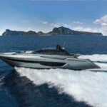 Riva 76' Bahamas Super, jacht vaart snel op zee