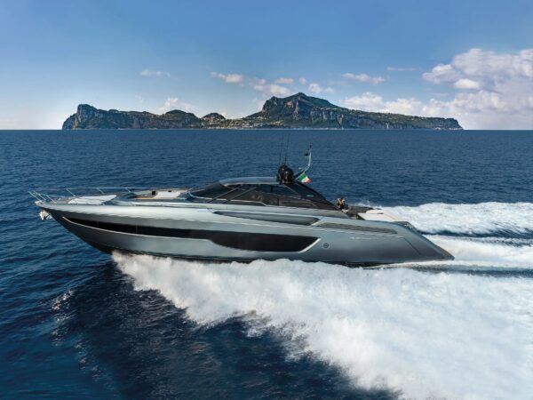 Riva 76' Bahamas Super, jacht vaart snel op zee