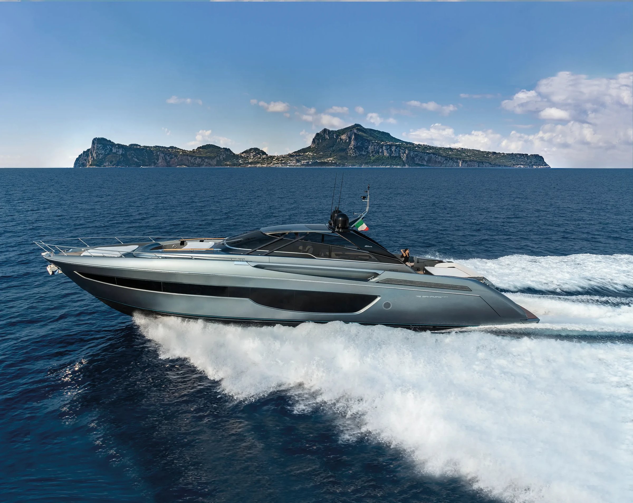 Riva 76' Bahamas Super, jacht vaart snel op zee