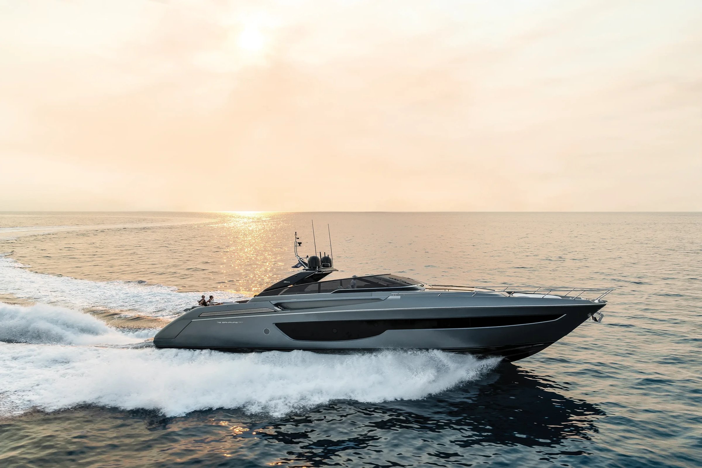 Riva 76' Bahamas Super, jacht varend op zee bij zonsondergang