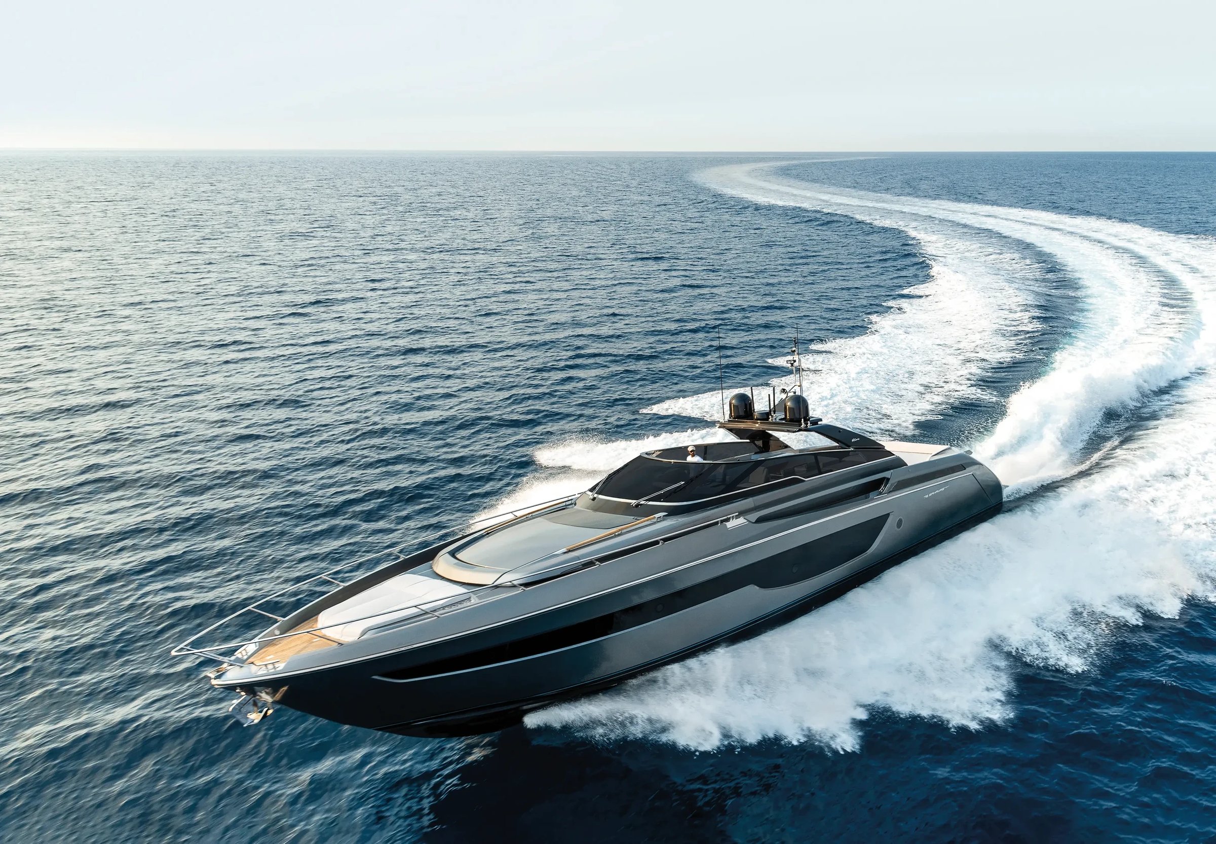 Riva 76' Bahamas Super, jacht varend op zee met kielzog