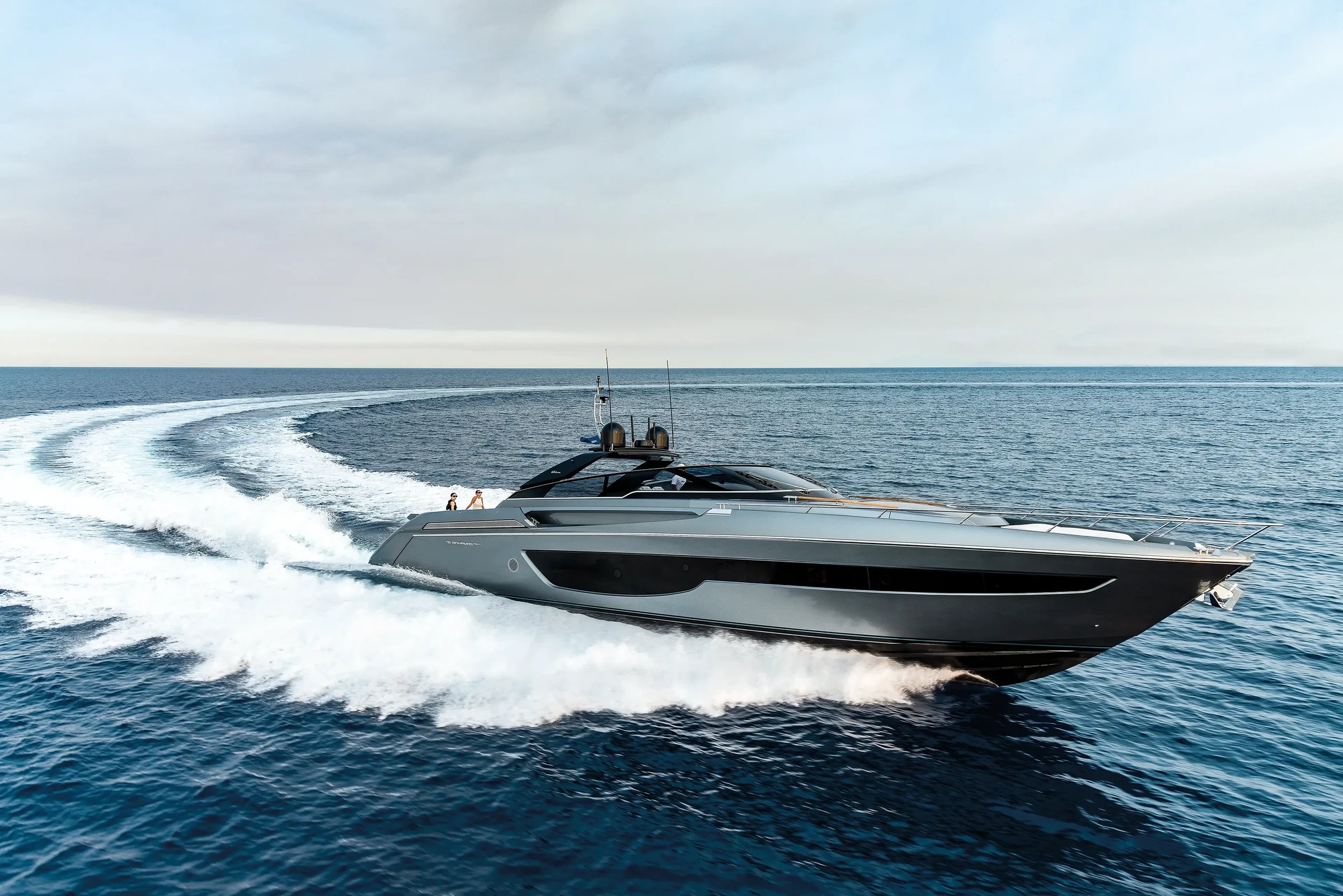 Riva 76' Bahamas Super, jacht varend op zee