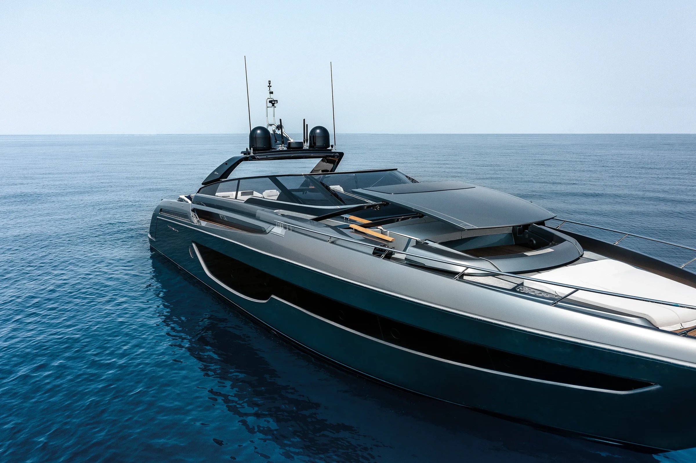 Riva 76' Bahamas Super, luxe jacht op zee
