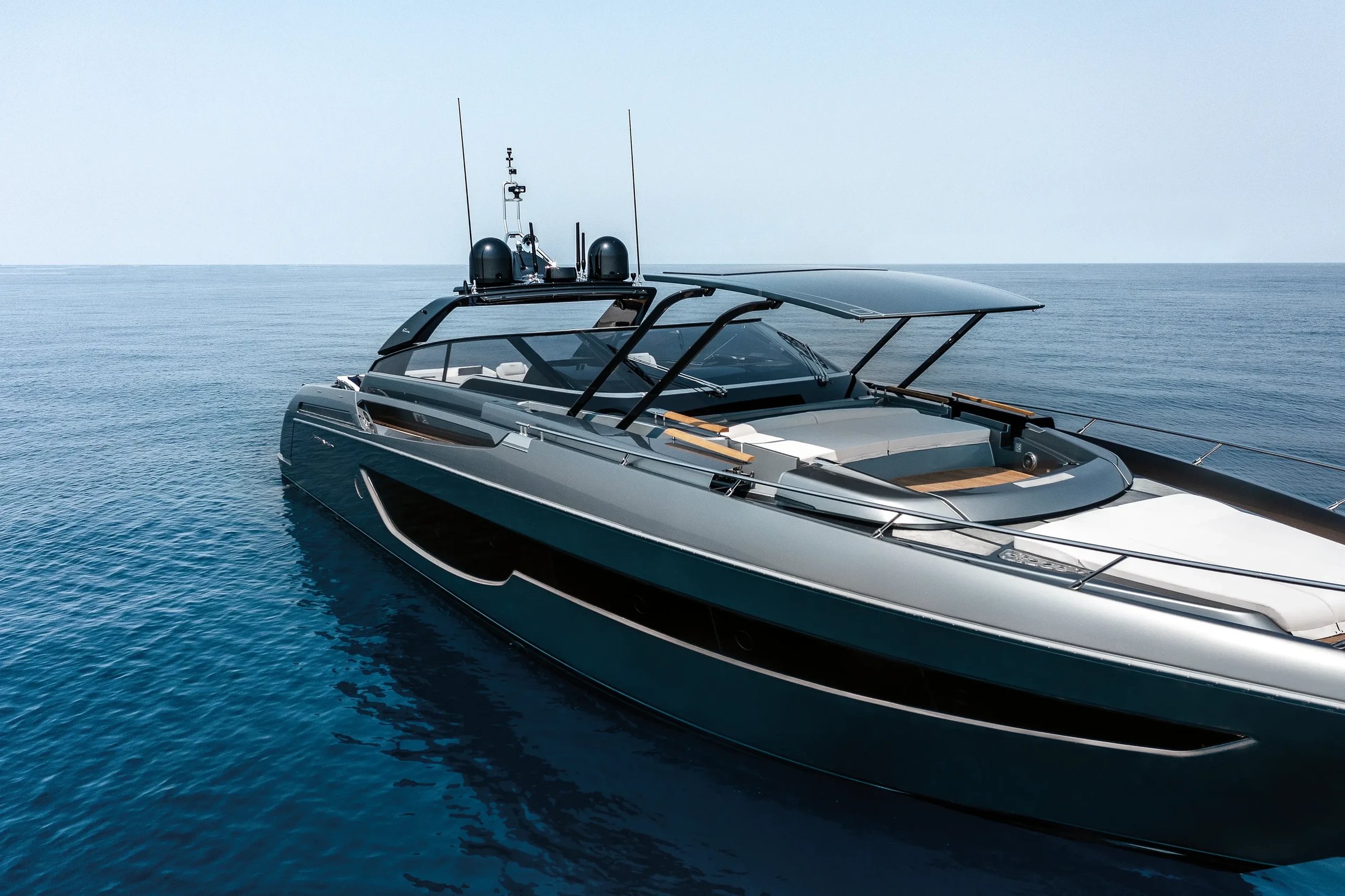 Riva 76' Bahamas Super, luxe motorjacht op zee