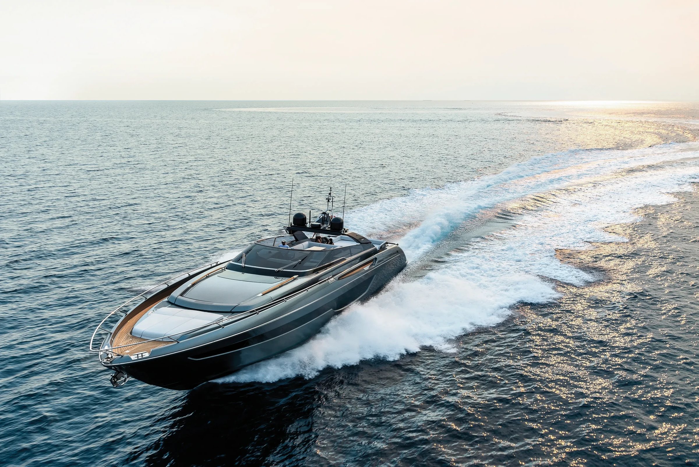 Riva 76' Bahamas Super, snelle boot varend op zee