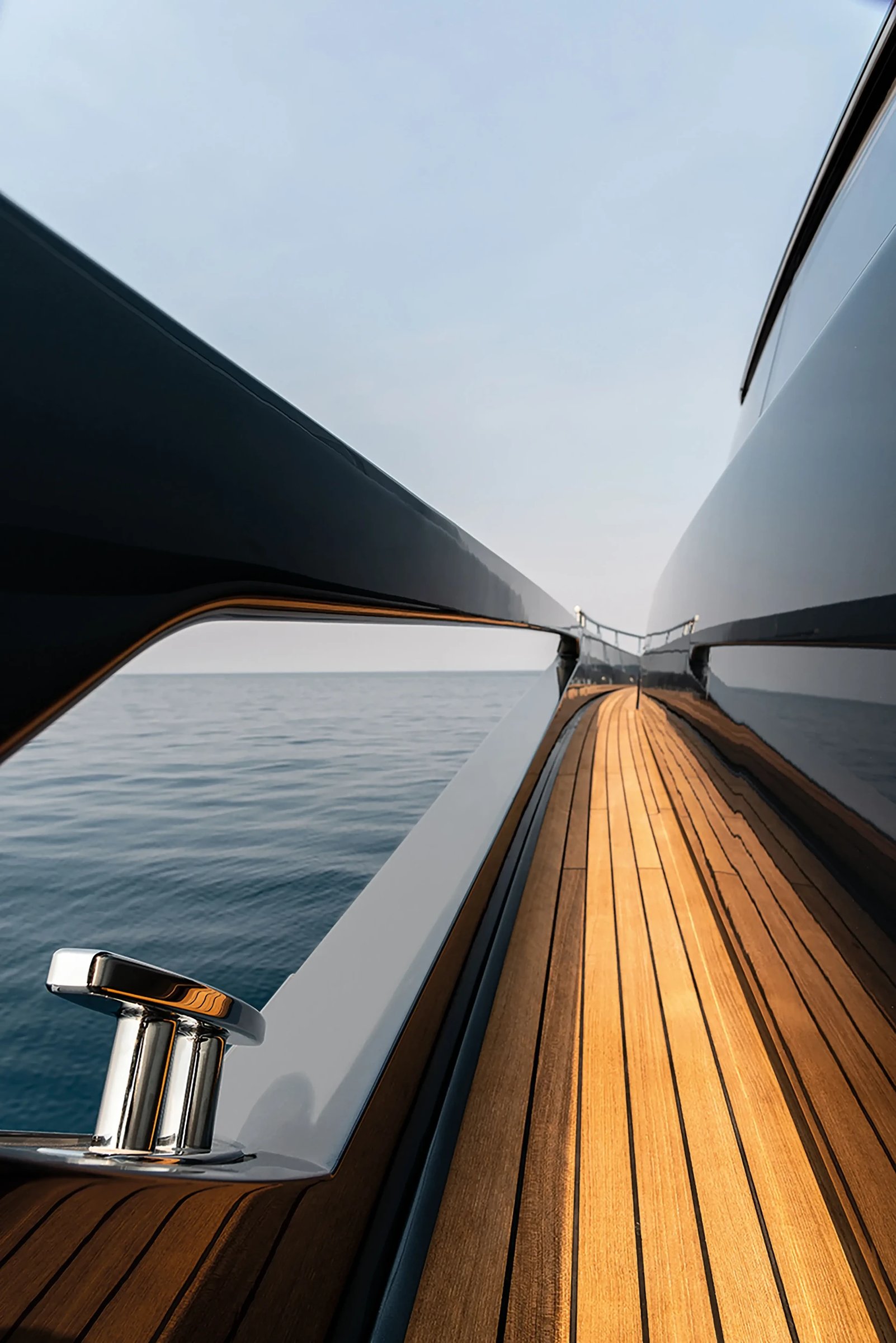Riva 76' Bahamas Super, teakhouten dek tussen railings