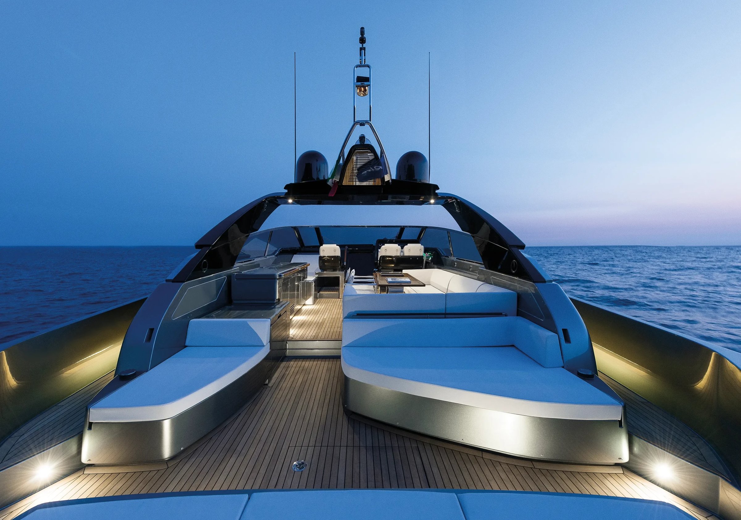 Riva 76' Bahamas Super, voordek met loungebanken avond