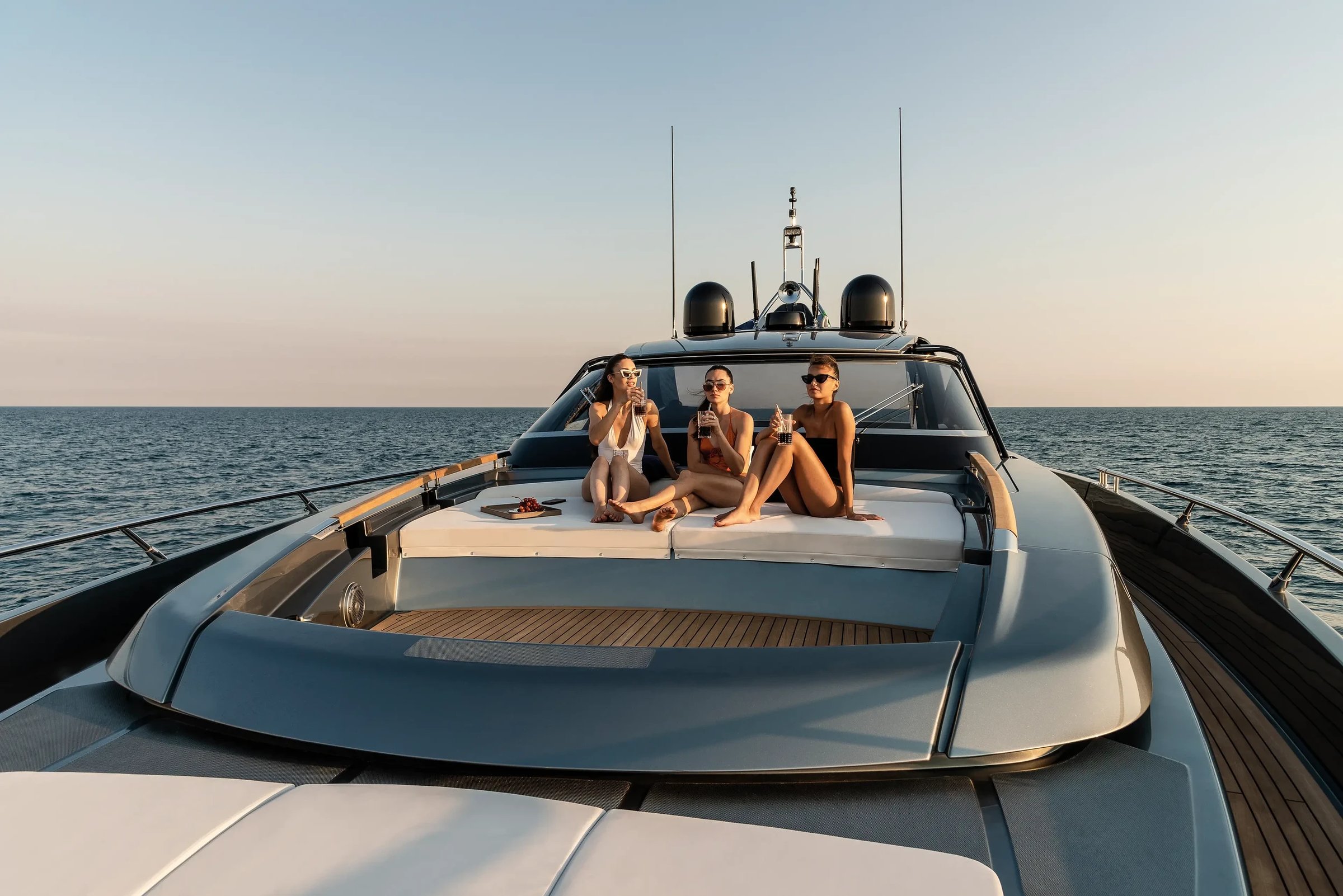 Riva 76' Bahamas Super, vrouwen ontspannen op voordek