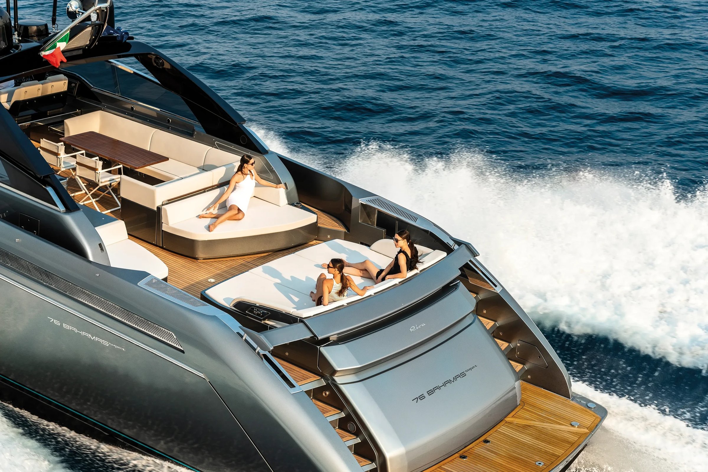 Riva 76' Bahamas Super, vrouwen zonnebaden op jacht