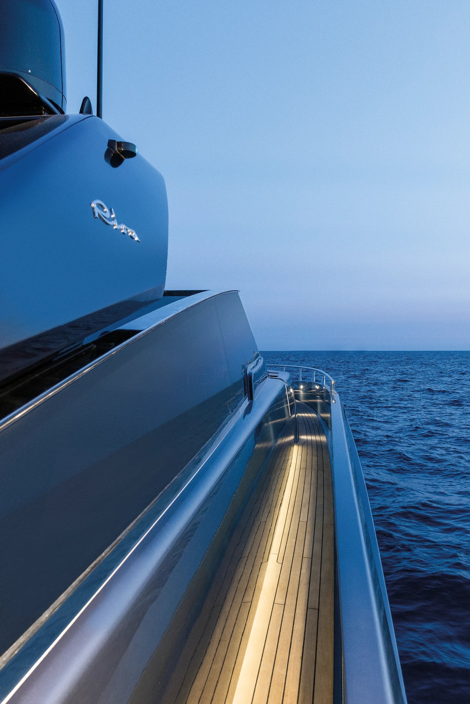 Riva 76' Bahamas Super, zijdek boot op zee bij schemering