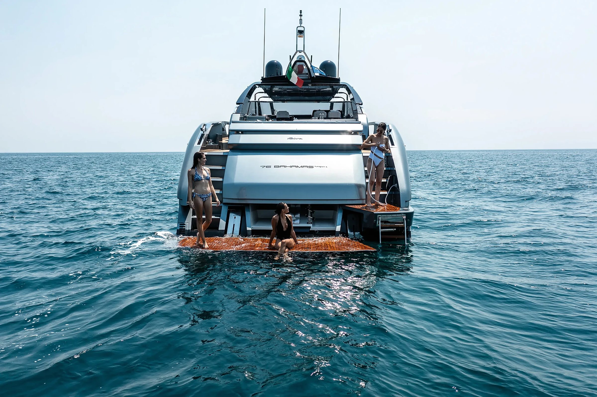 Riva 76' Bahamas Super, zwemplatform met vrouwen achteraanzicht jacht