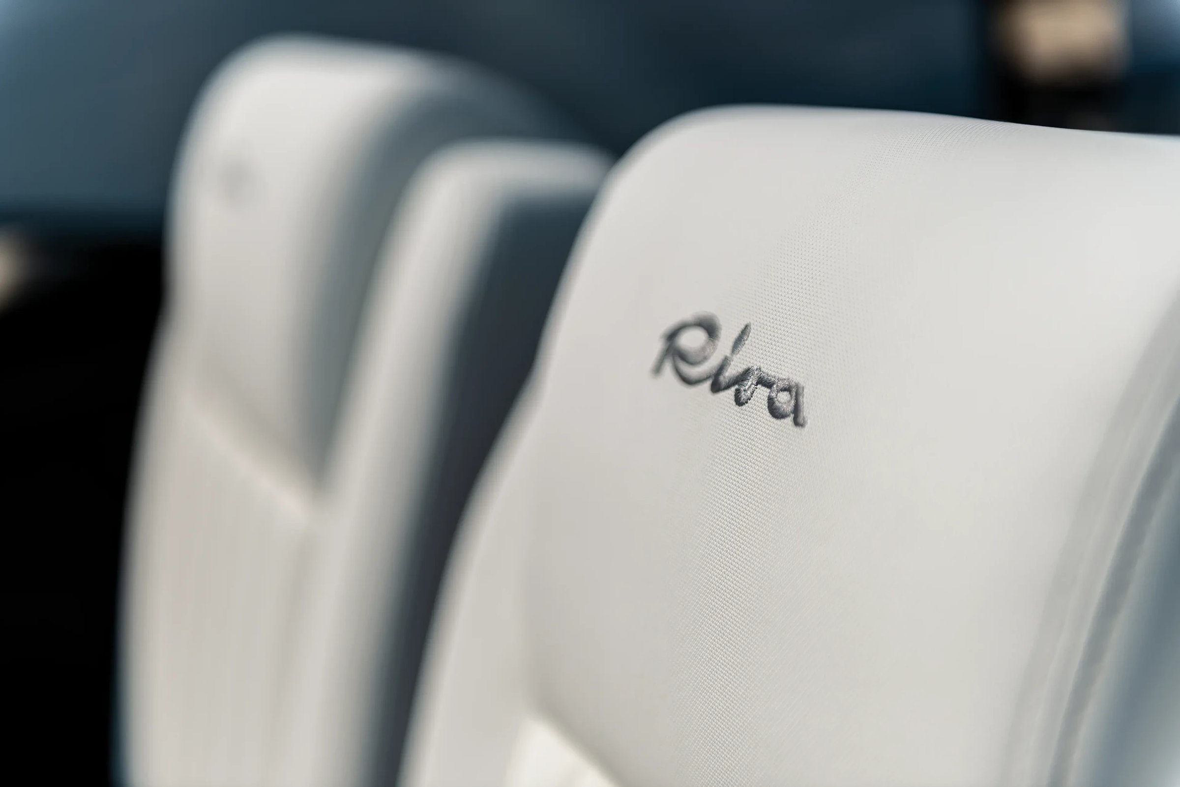 Riva 76' Bahamas Super, close-up hoofdsteun met logo