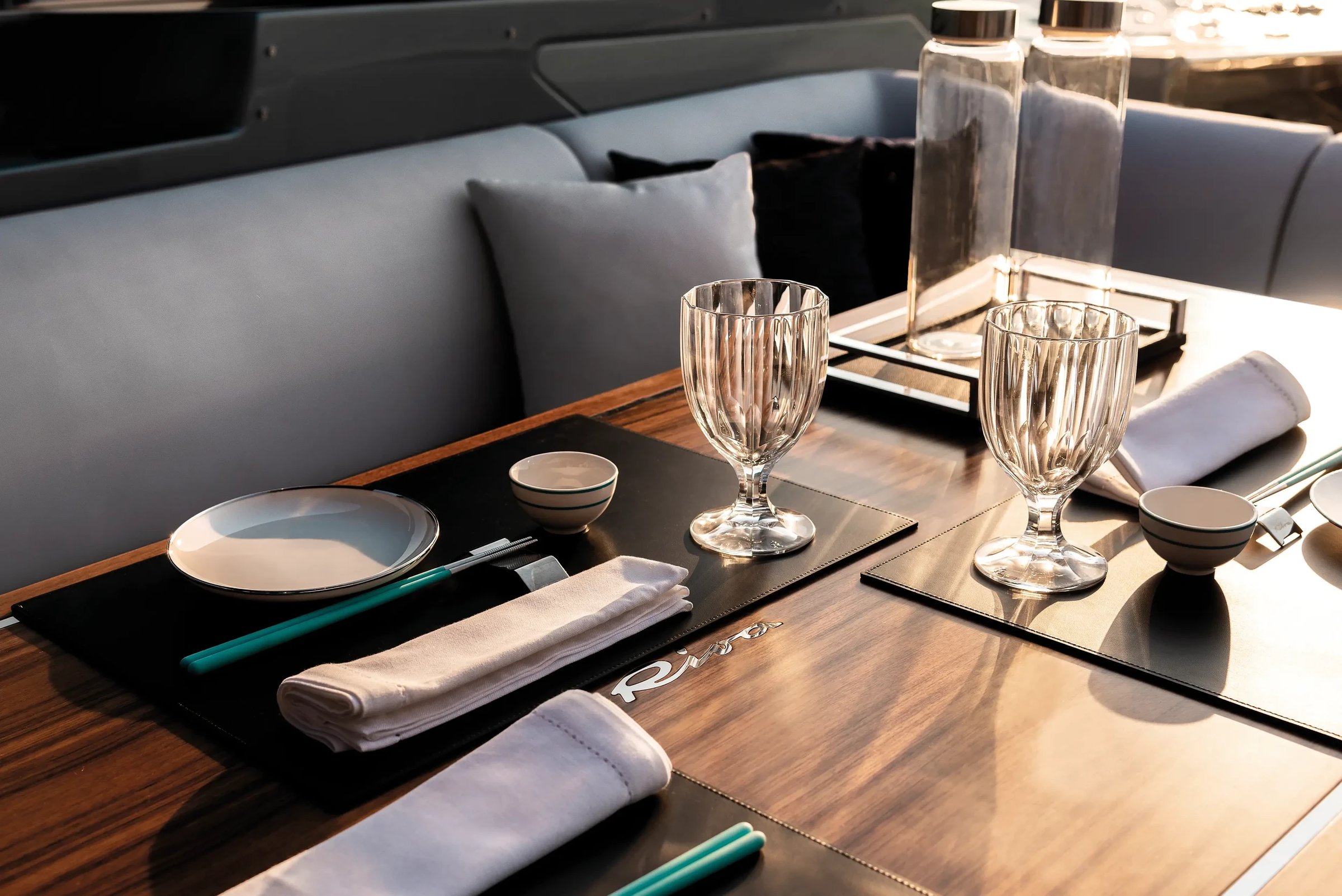 Riva 76' Bahamas Super, eettafel met glazen en servies