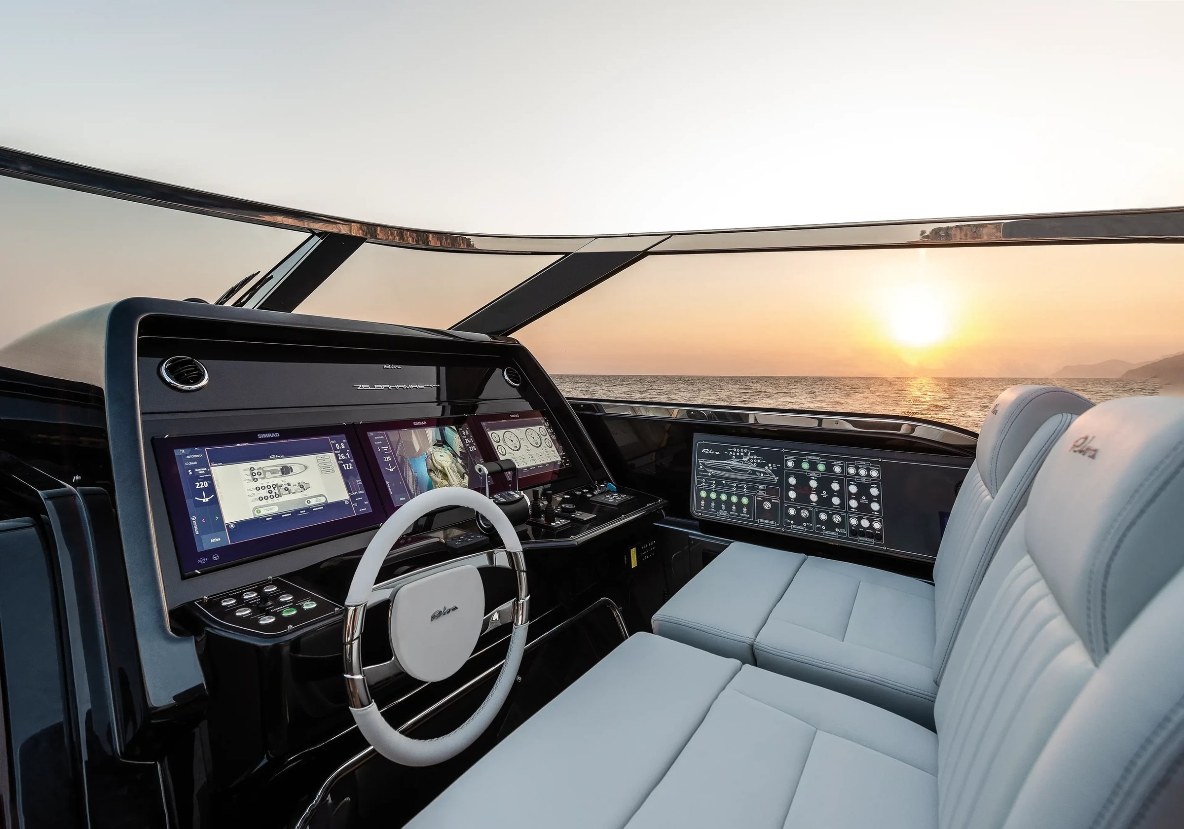 Riva 76' Bahamas Super, stuurstand met schermen en zonsondergang