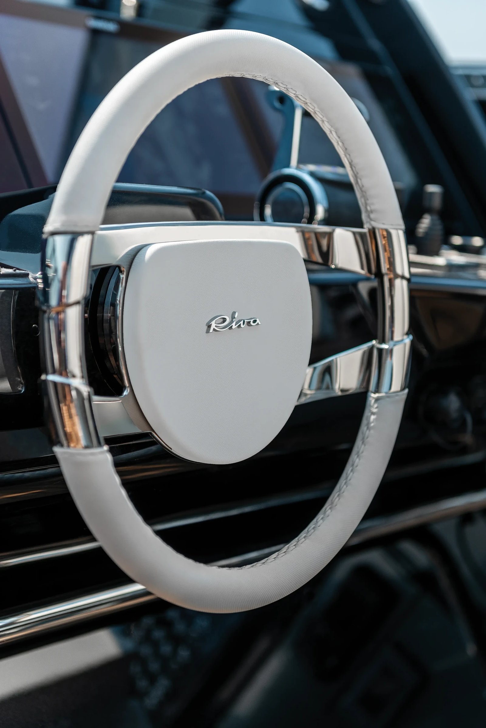Riva 76' Bahamas Super, stuurwiel met chroom details