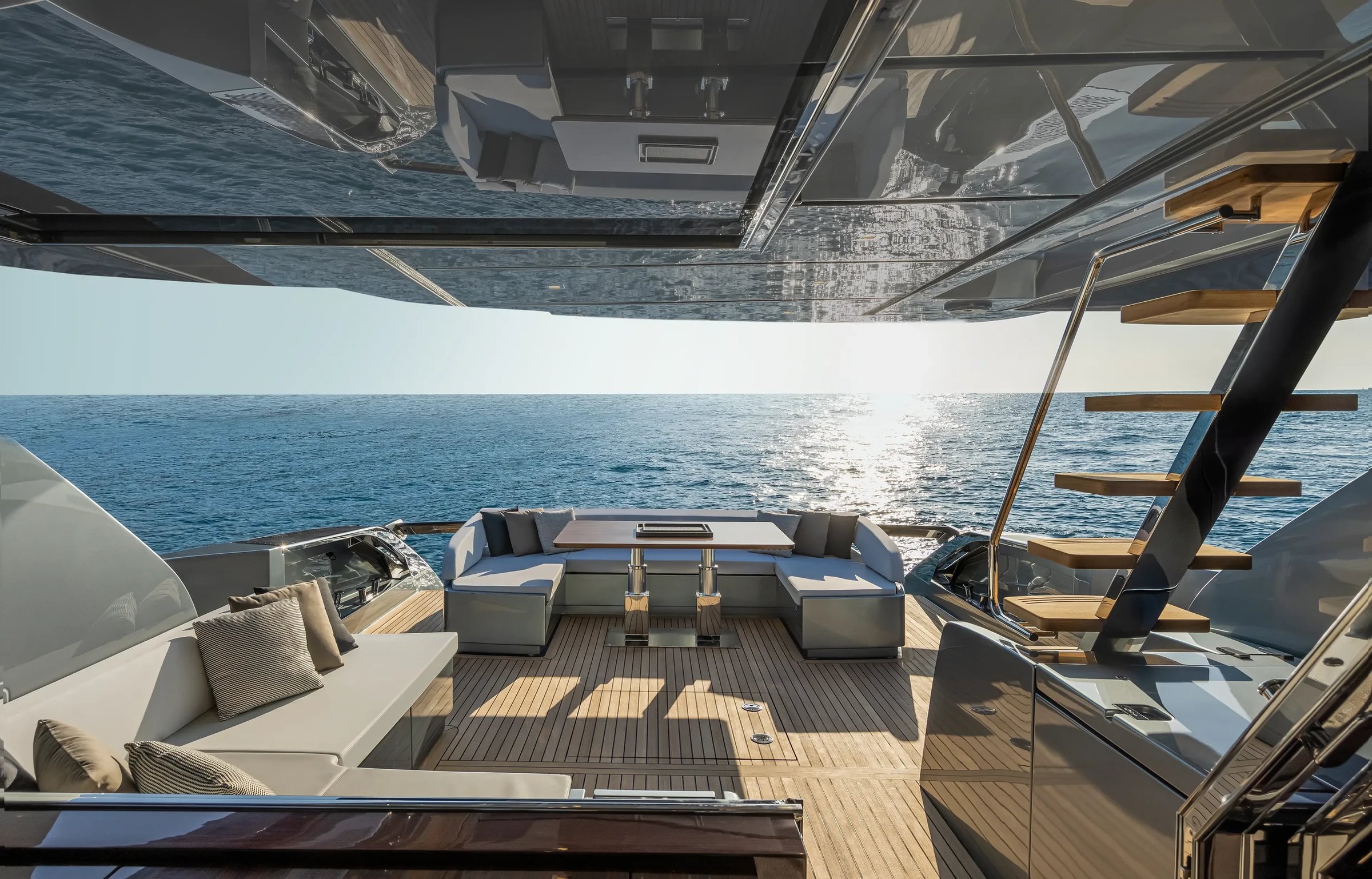 Riva 76' Perseo Super, achterdek met loungebank en tafel