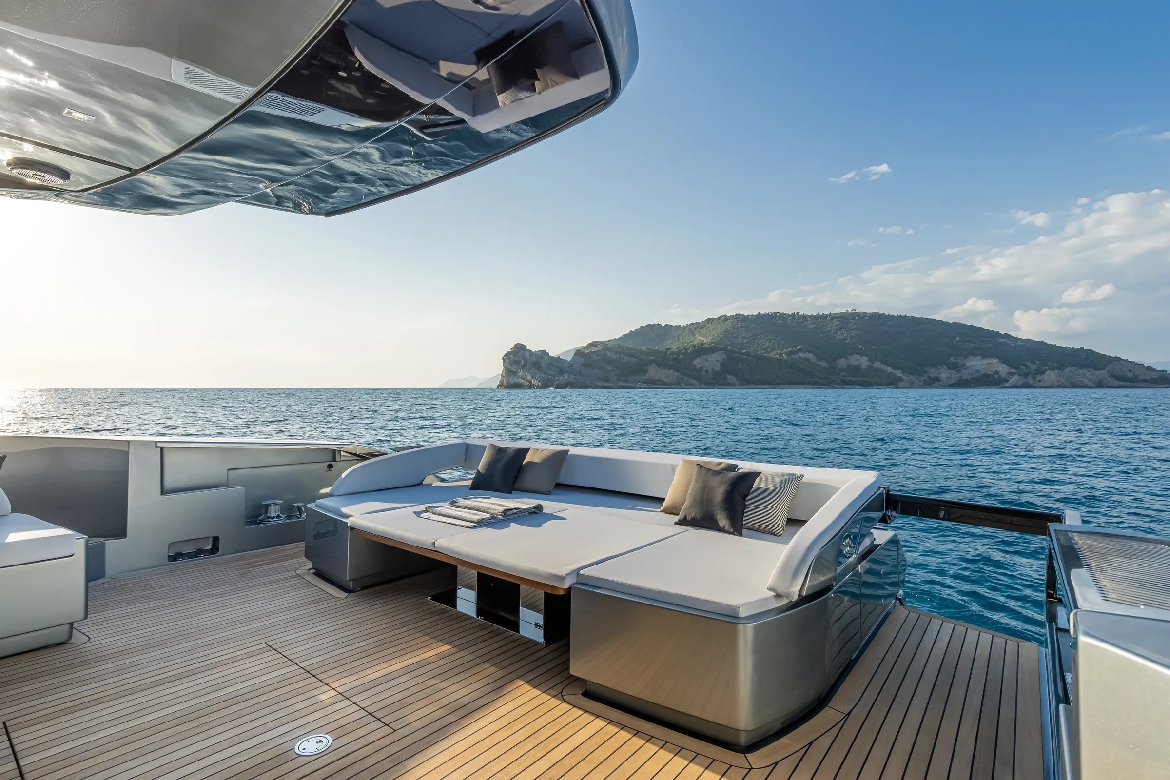 Riva 76' Perseo Super, achterdek met loungebank en zeezicht