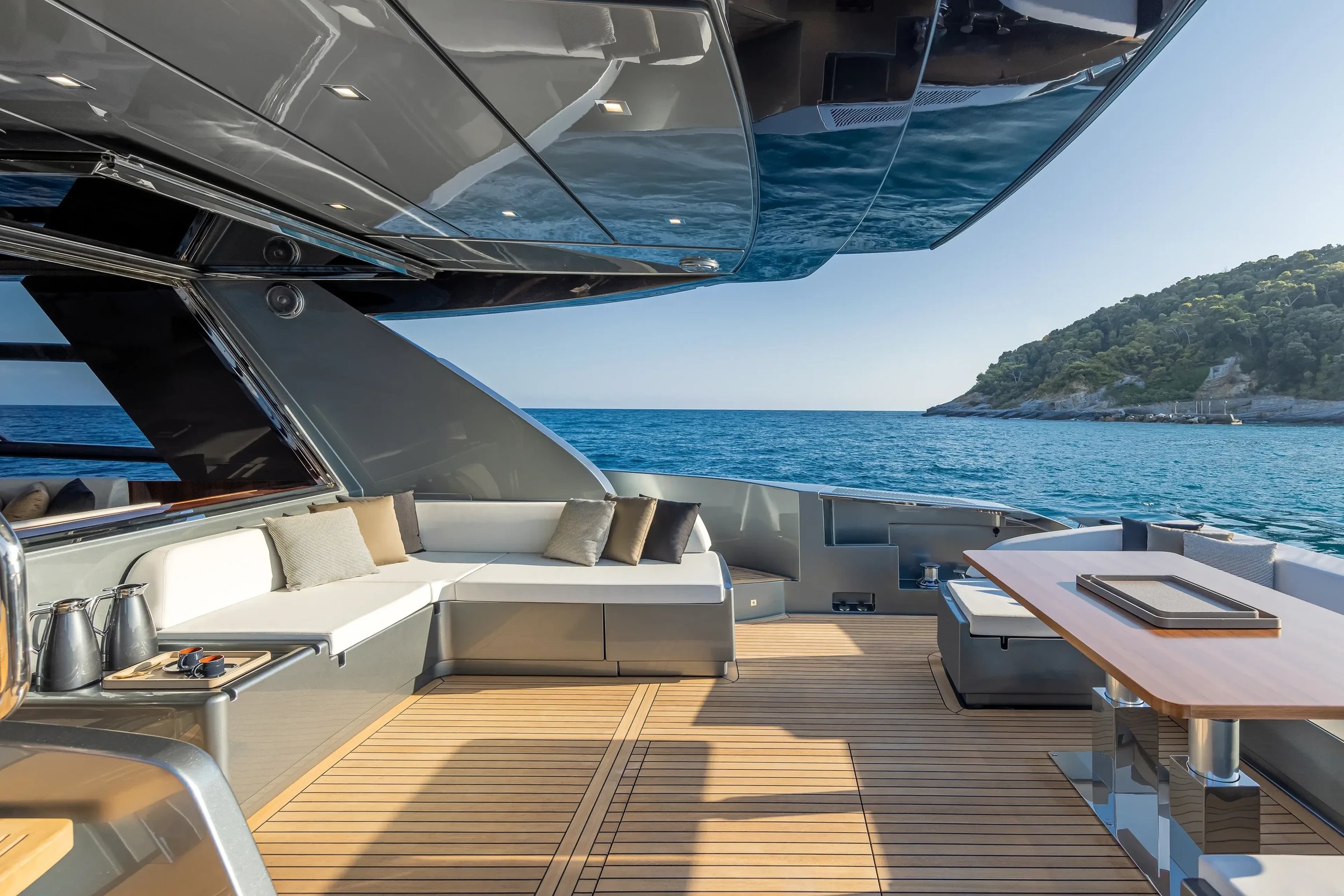 Riva 76' Perseo Super, achterdek met loungebank en zeezicht