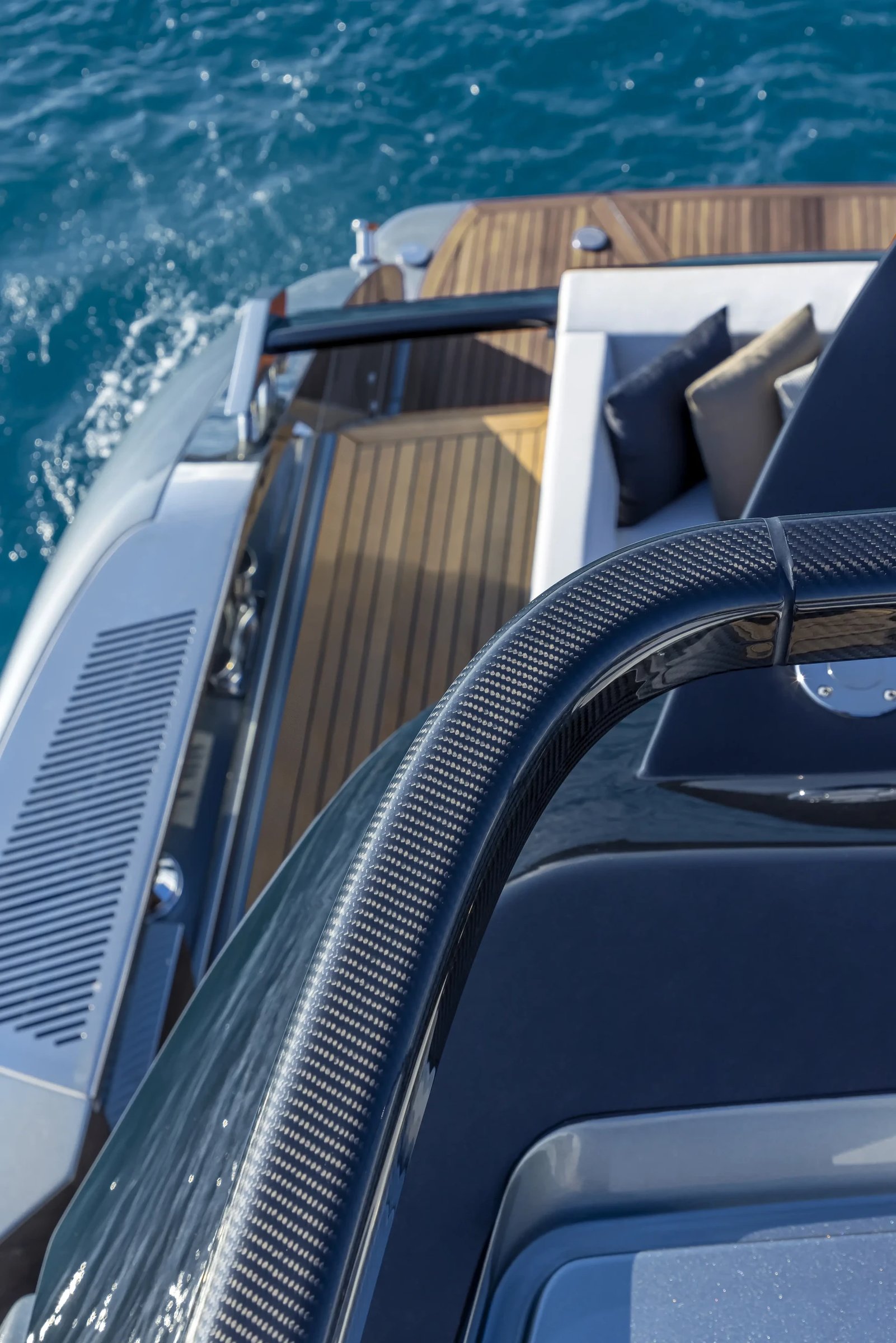 Riva 76' Perseo Super, carbon boog en dek detail
