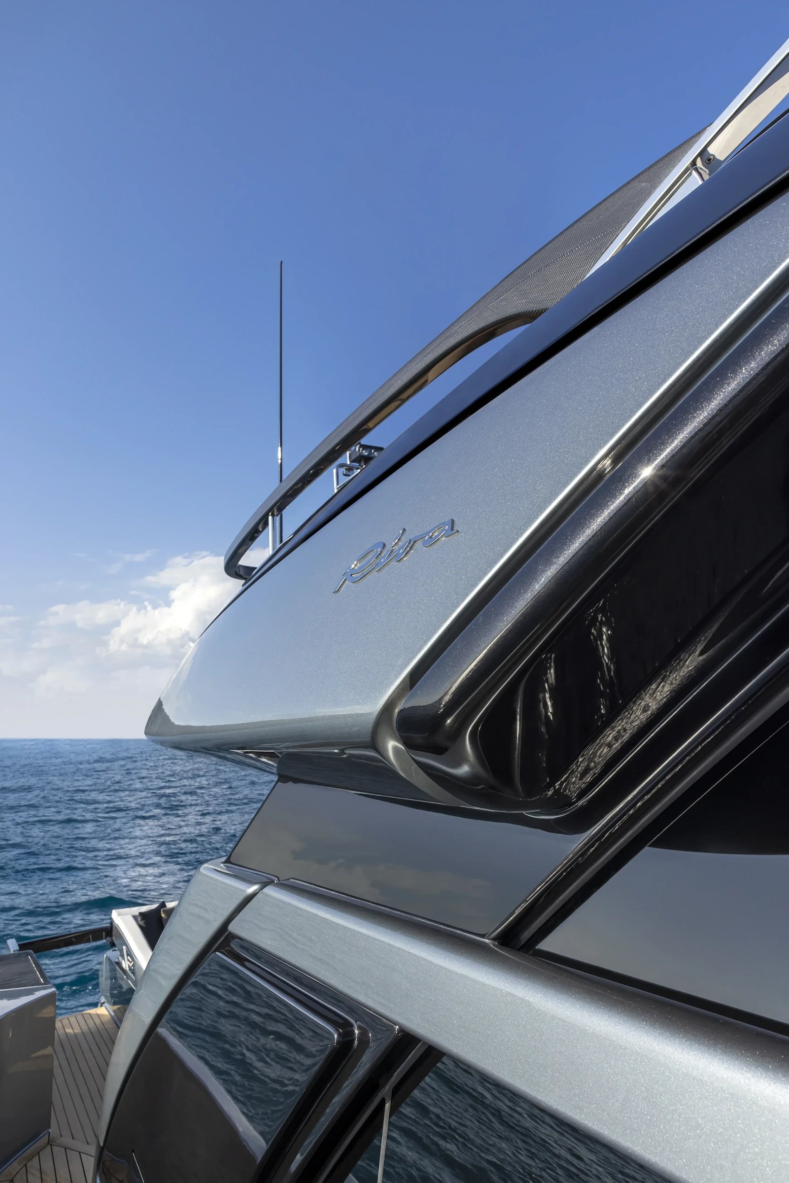 Riva 76' Perseo Super, close up van romp en dak