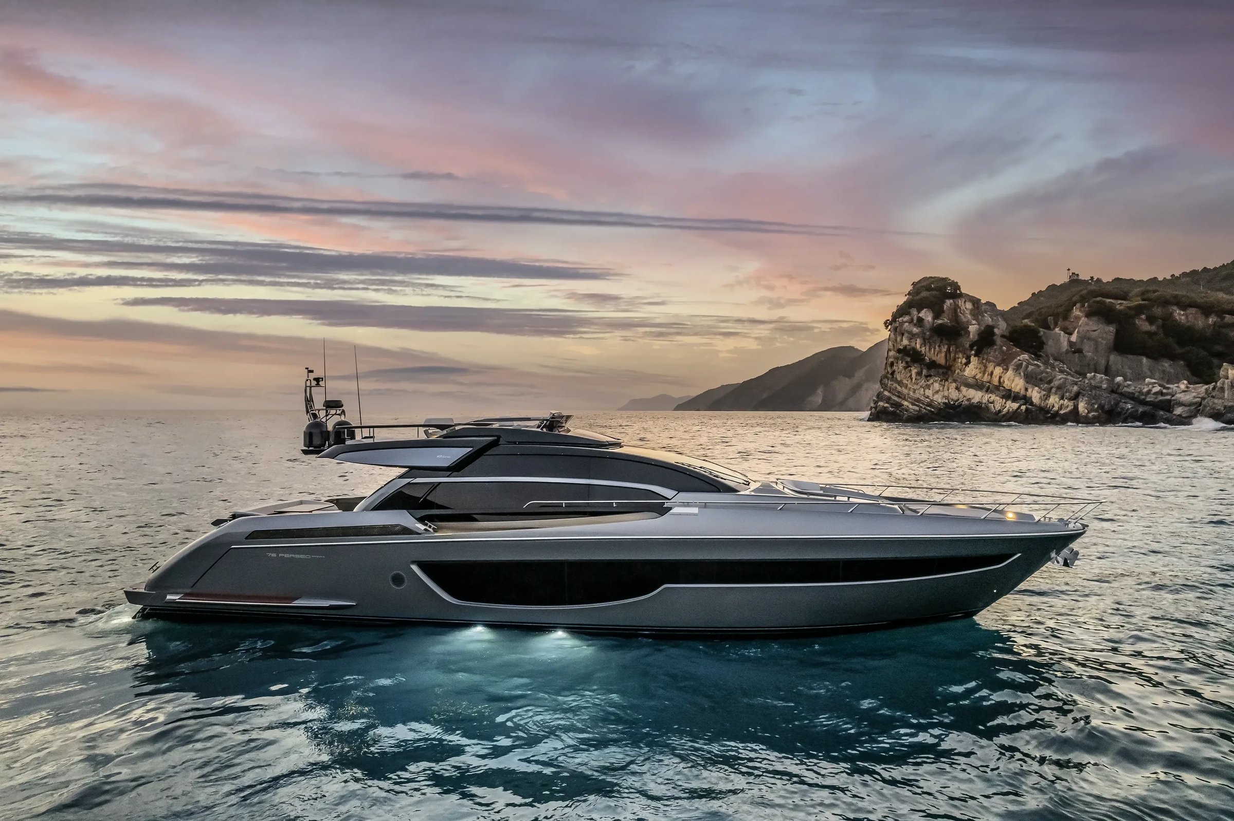 Riva 76' Perseo Super, jacht op zee bij zonsondergang