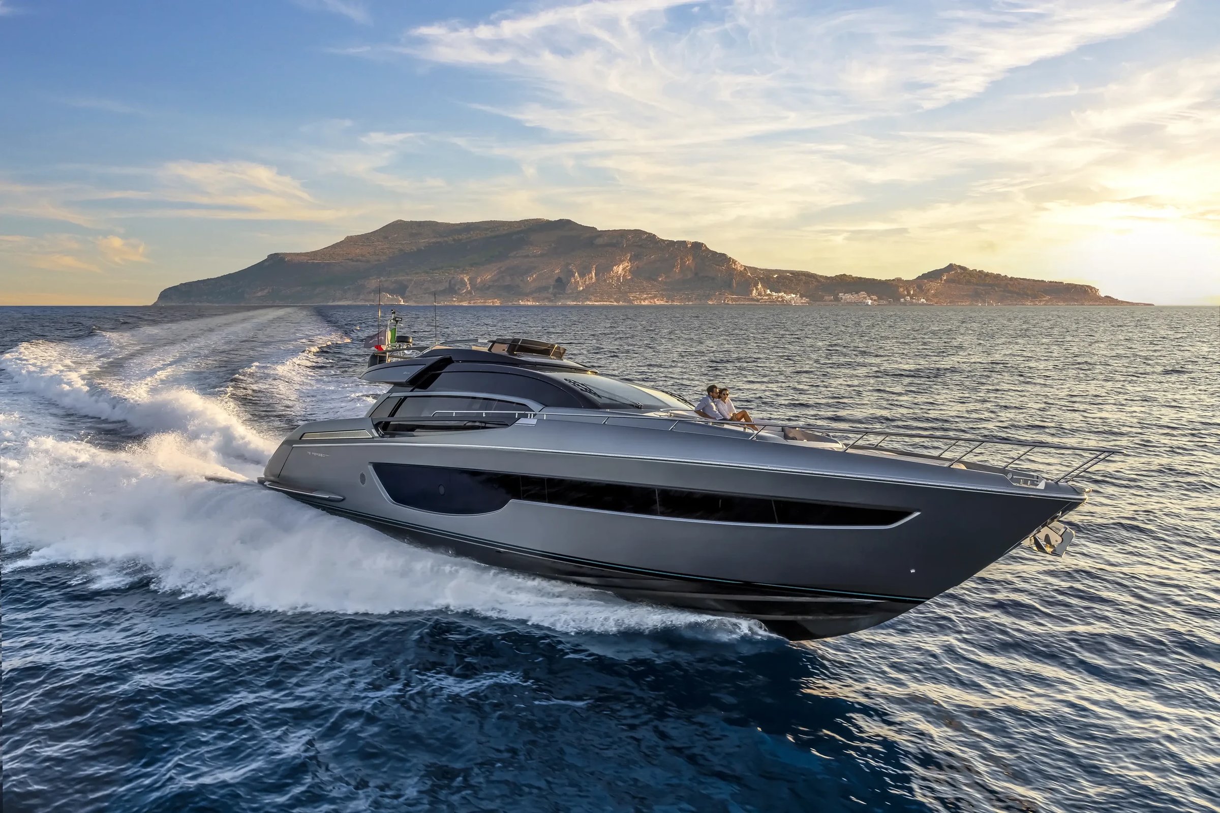 Riva 76' Perseo Super, jacht vaart snel over zee