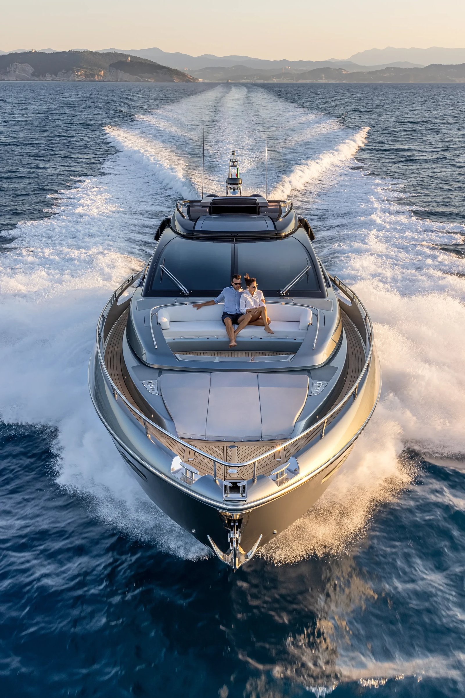 Riva 76' Perseo Super, jacht varend met golven spray