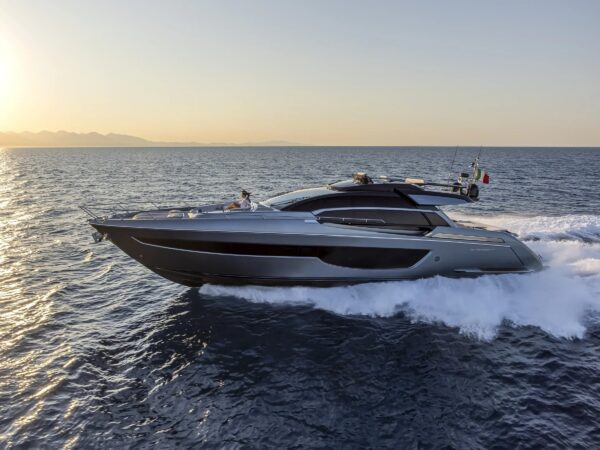 Riva 76' Perseo Super, jacht varend op zee bij zonsondergang